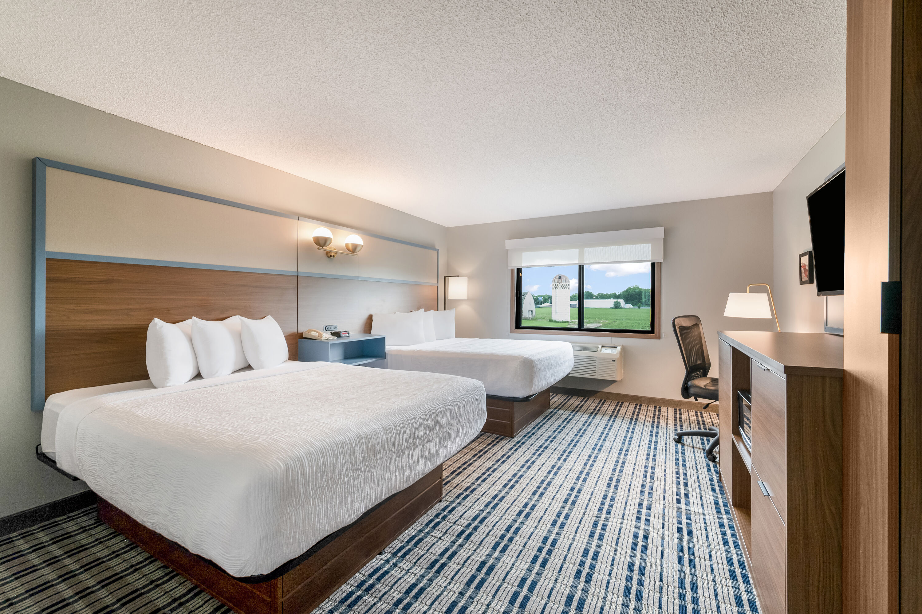 Queen bed guest room at the AmericInn by Wyndham Hutchinson in Hutchinson, Minnesota