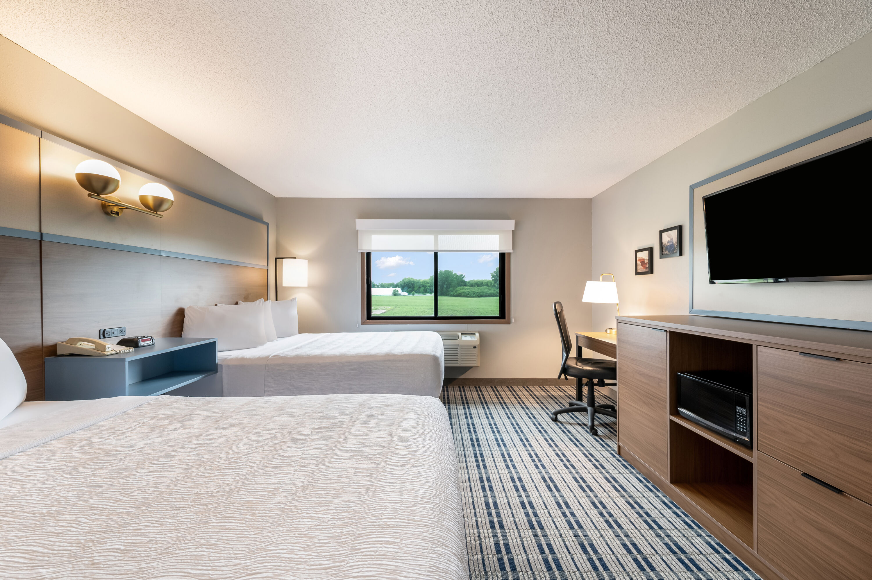 Queen bed guest room at the AmericInn by Wyndham Hutchinson in Hutchinson, Minnesota