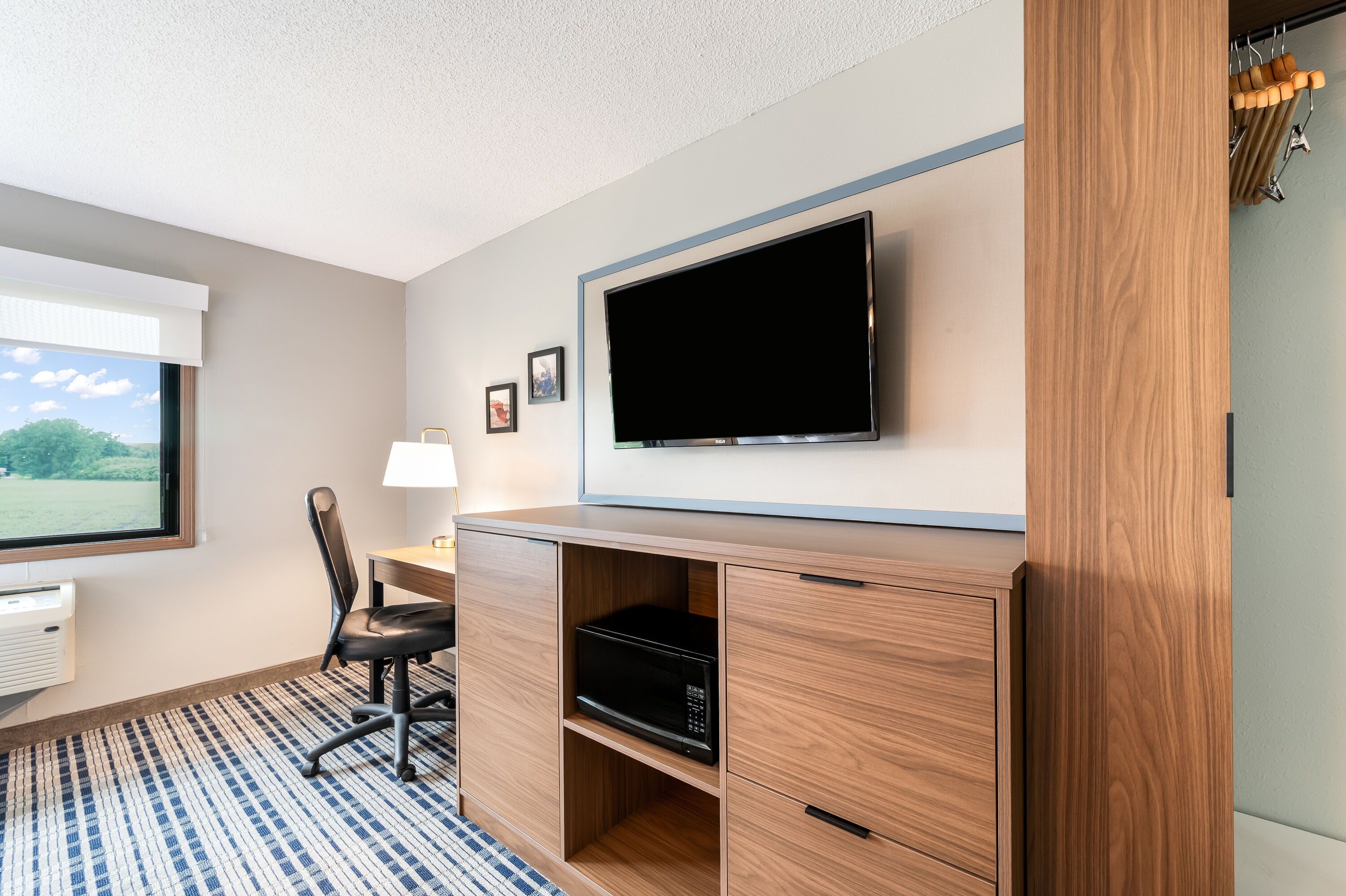 Queen bed guest room at the AmericInn by Wyndham Hutchinson in Hutchinson, Minnesota