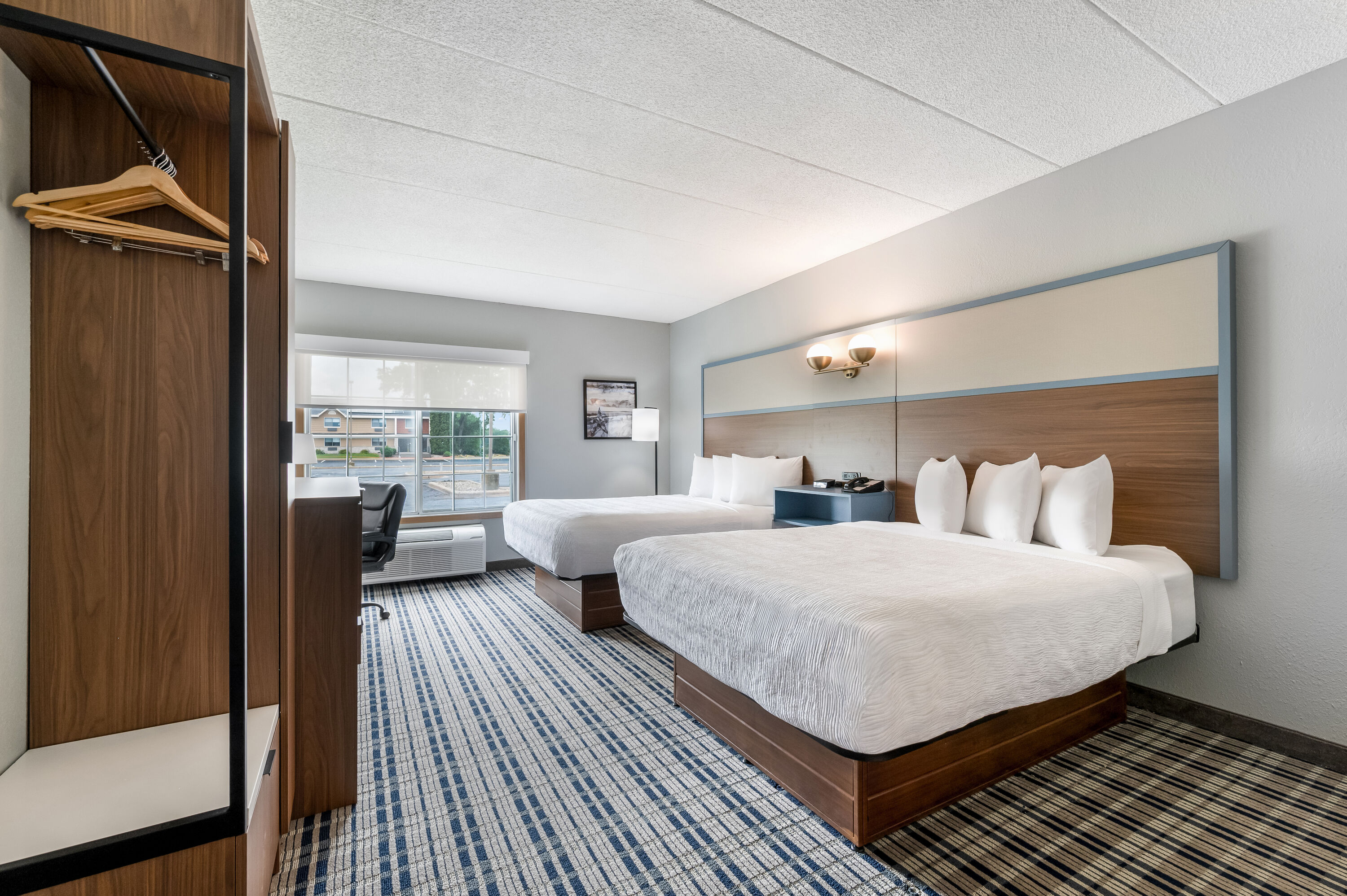 Queen bed guest room at the AmericInn by Wyndham Hutchinson in Hutchinson, Minnesota