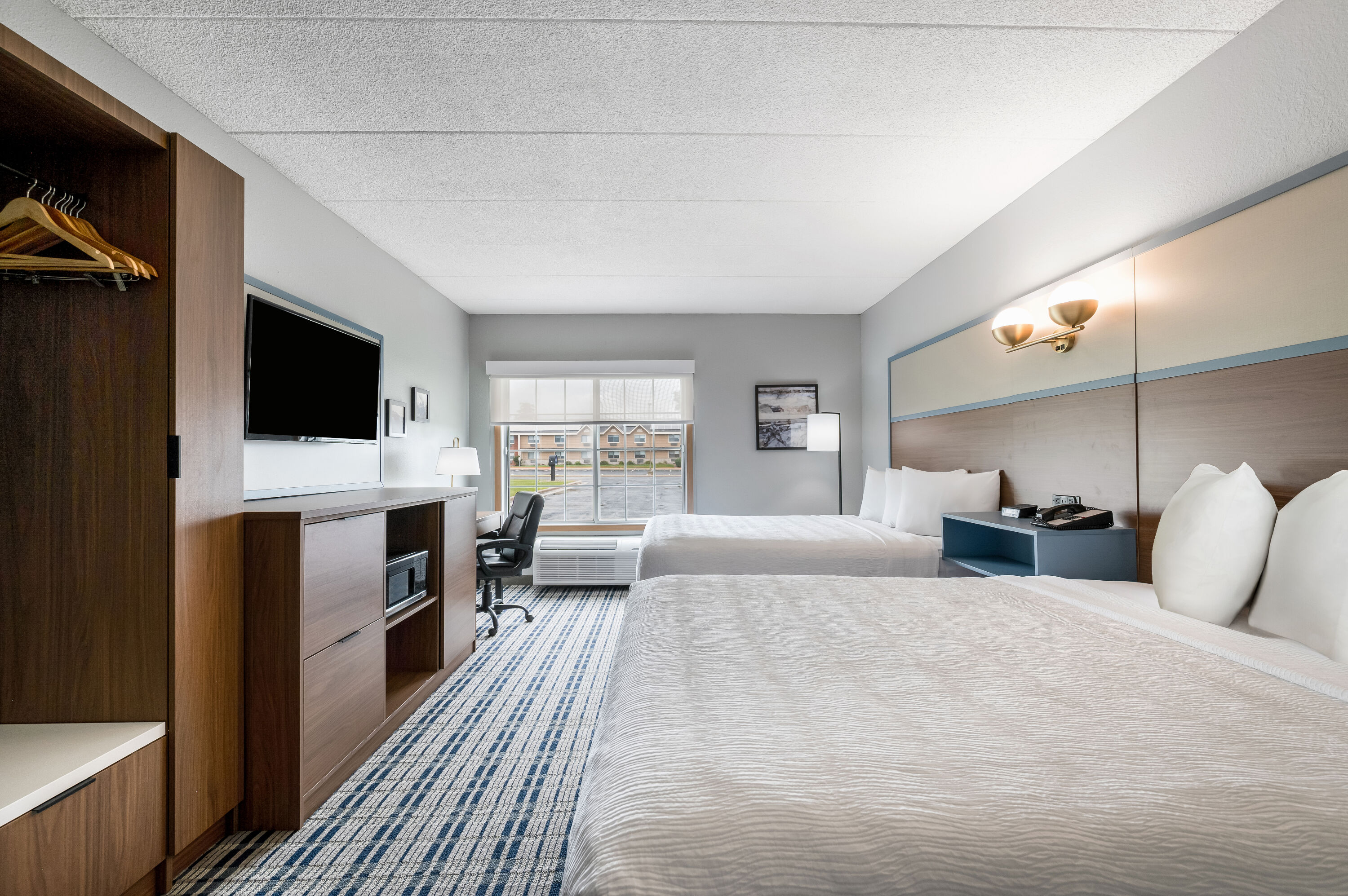 Queen bed guest room at the AmericInn by Wyndham Hutchinson in Hutchinson, Minnesota