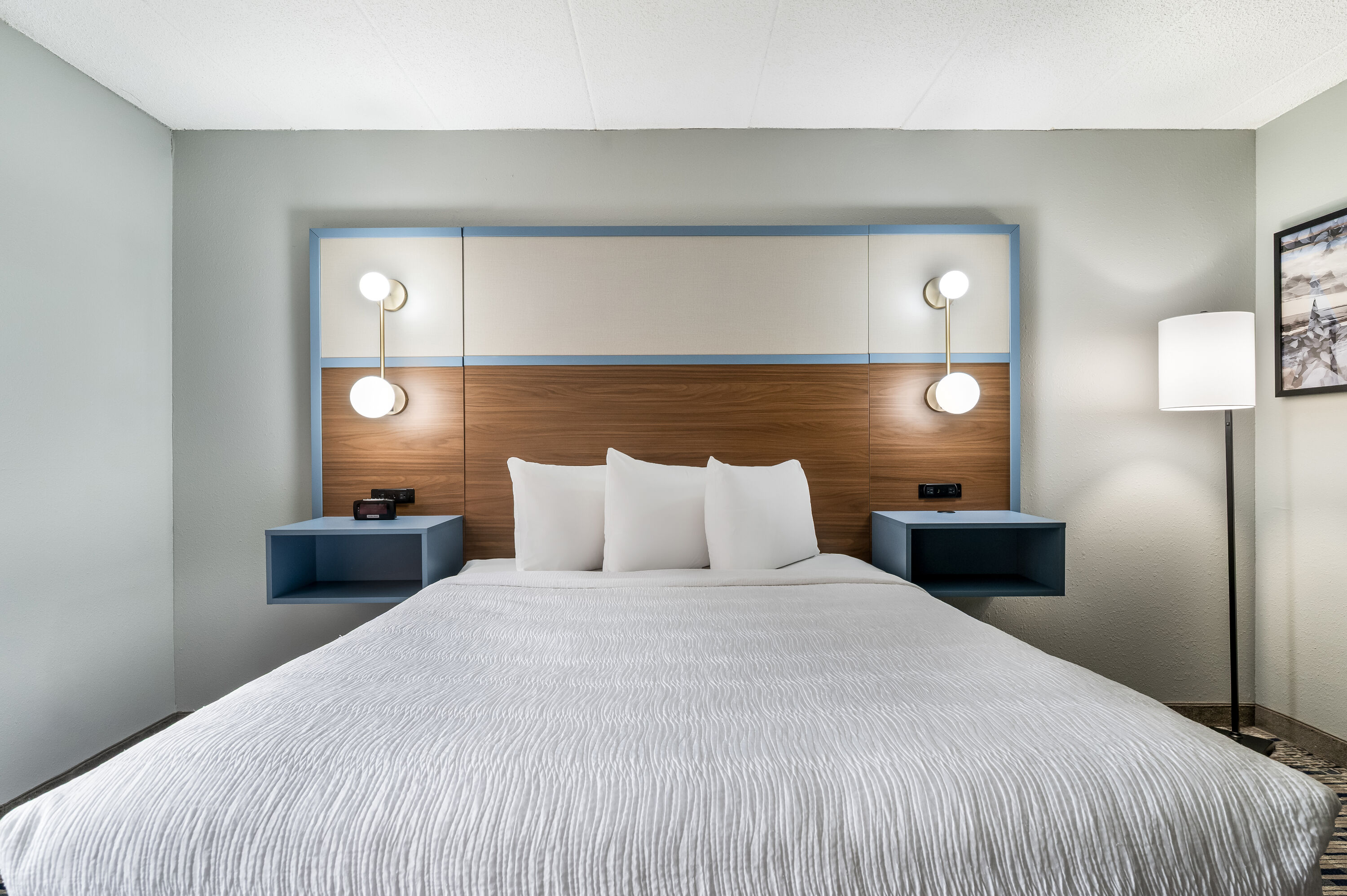 Queen bed guest room at the AmericInn by Wyndham Hutchinson in Hutchinson, Minnesota