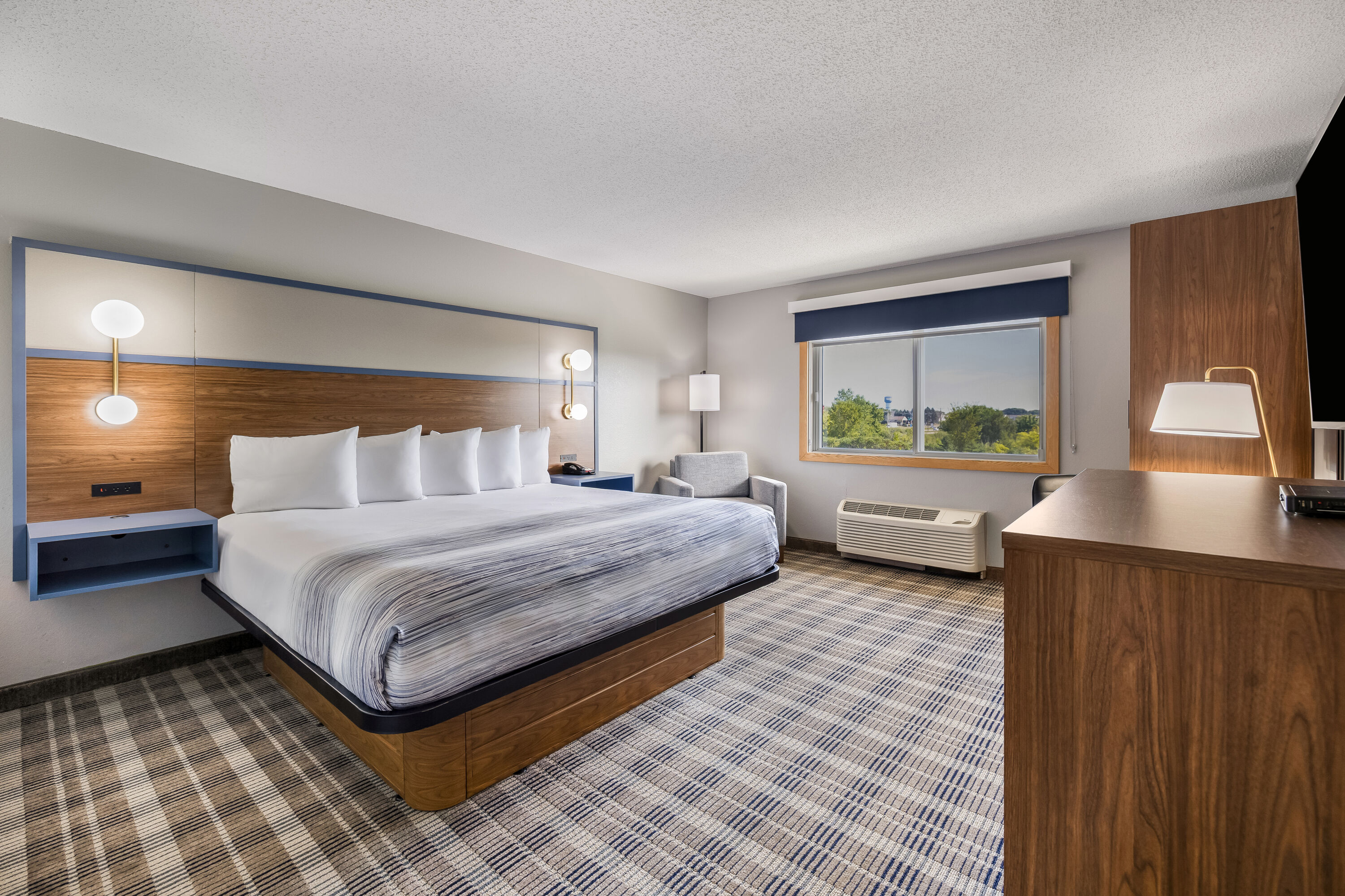 King bed guest room at the AmericInn by Wyndham Stillwater in Oak Park Heights, Minnesota