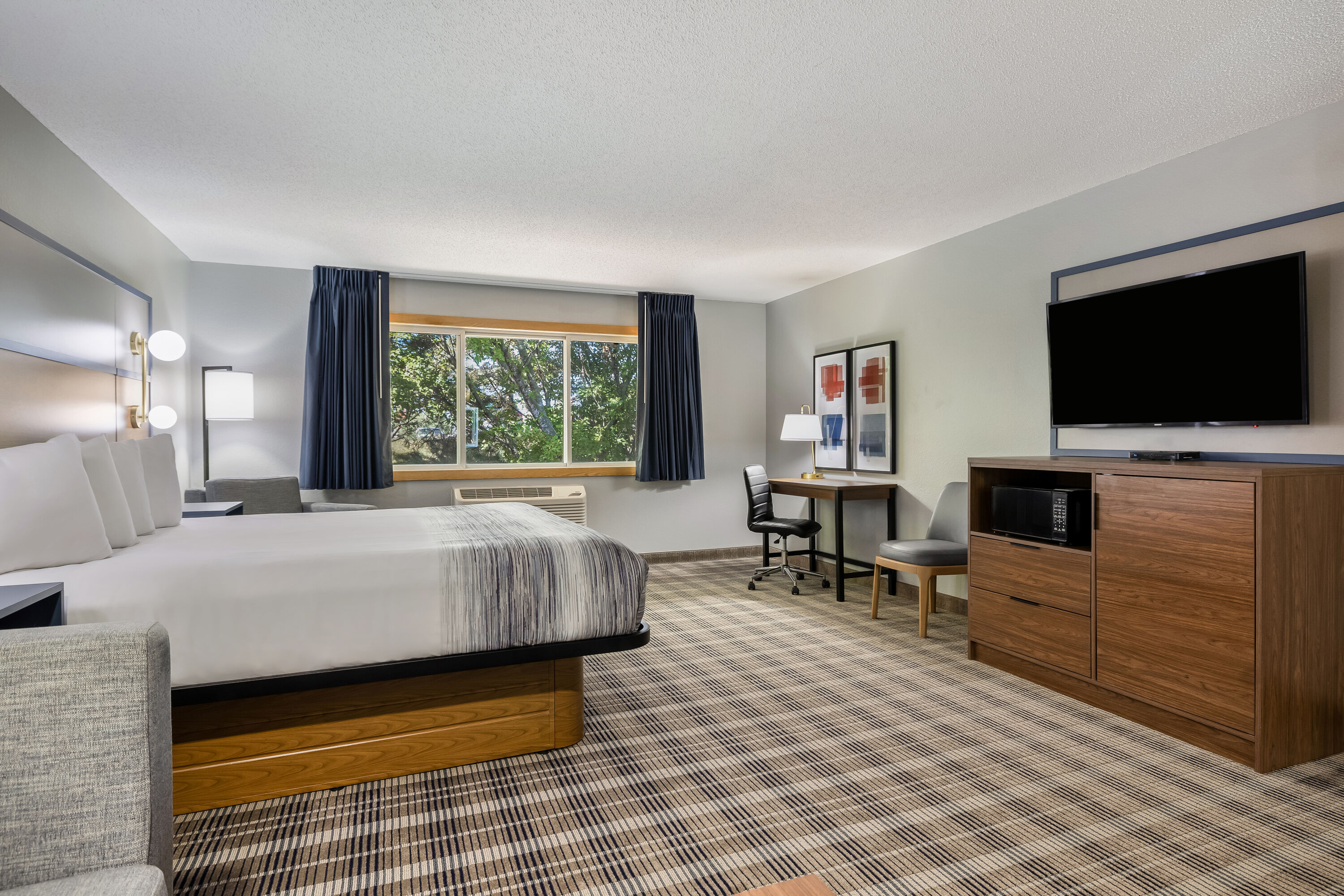 King bed guest room at the AmericInn by Wyndham Stillwater in Oak Park Heights, Minnesota