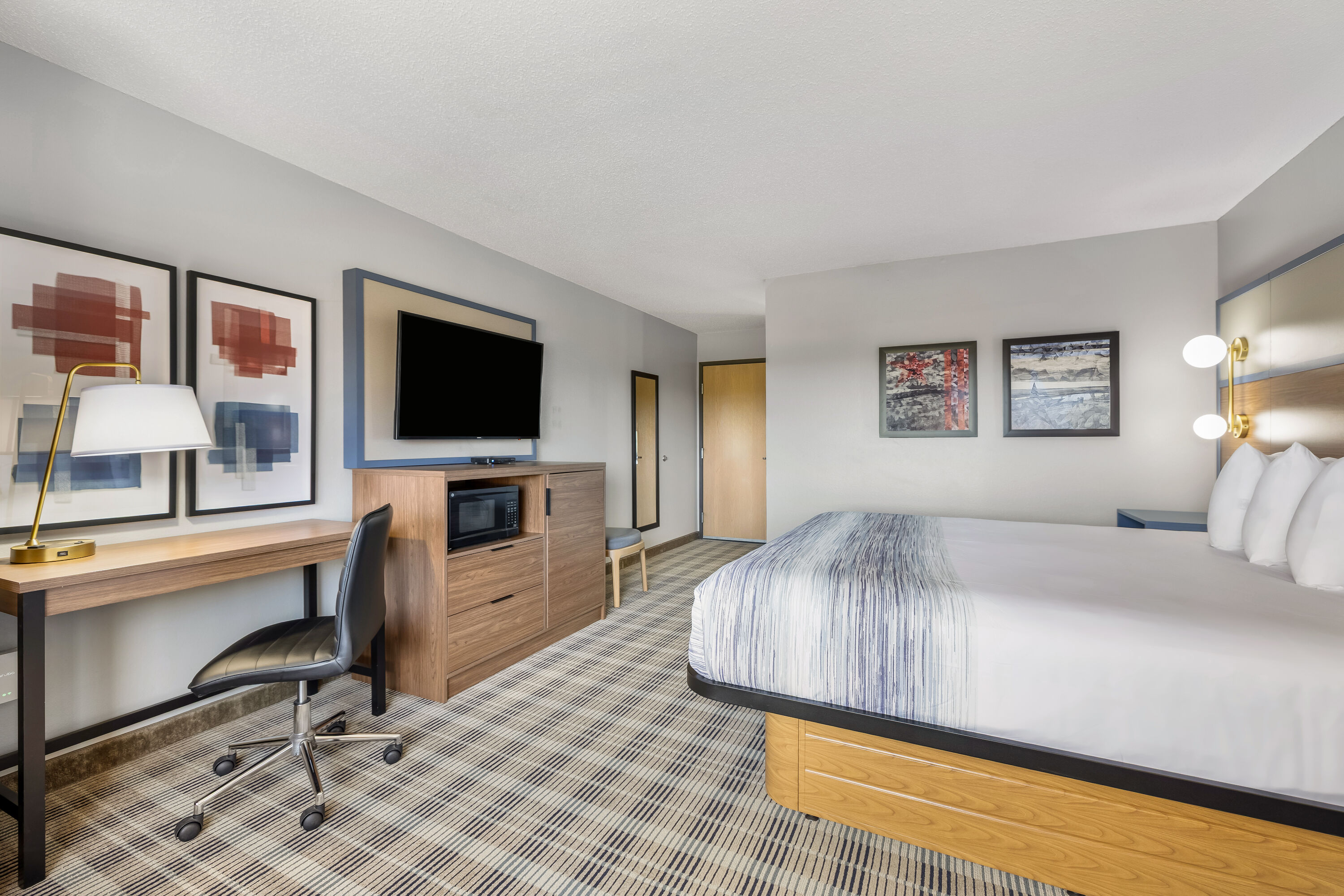 King bed guest room at the AmericInn by Wyndham Stillwater in Oak Park Heights, Minnesota
