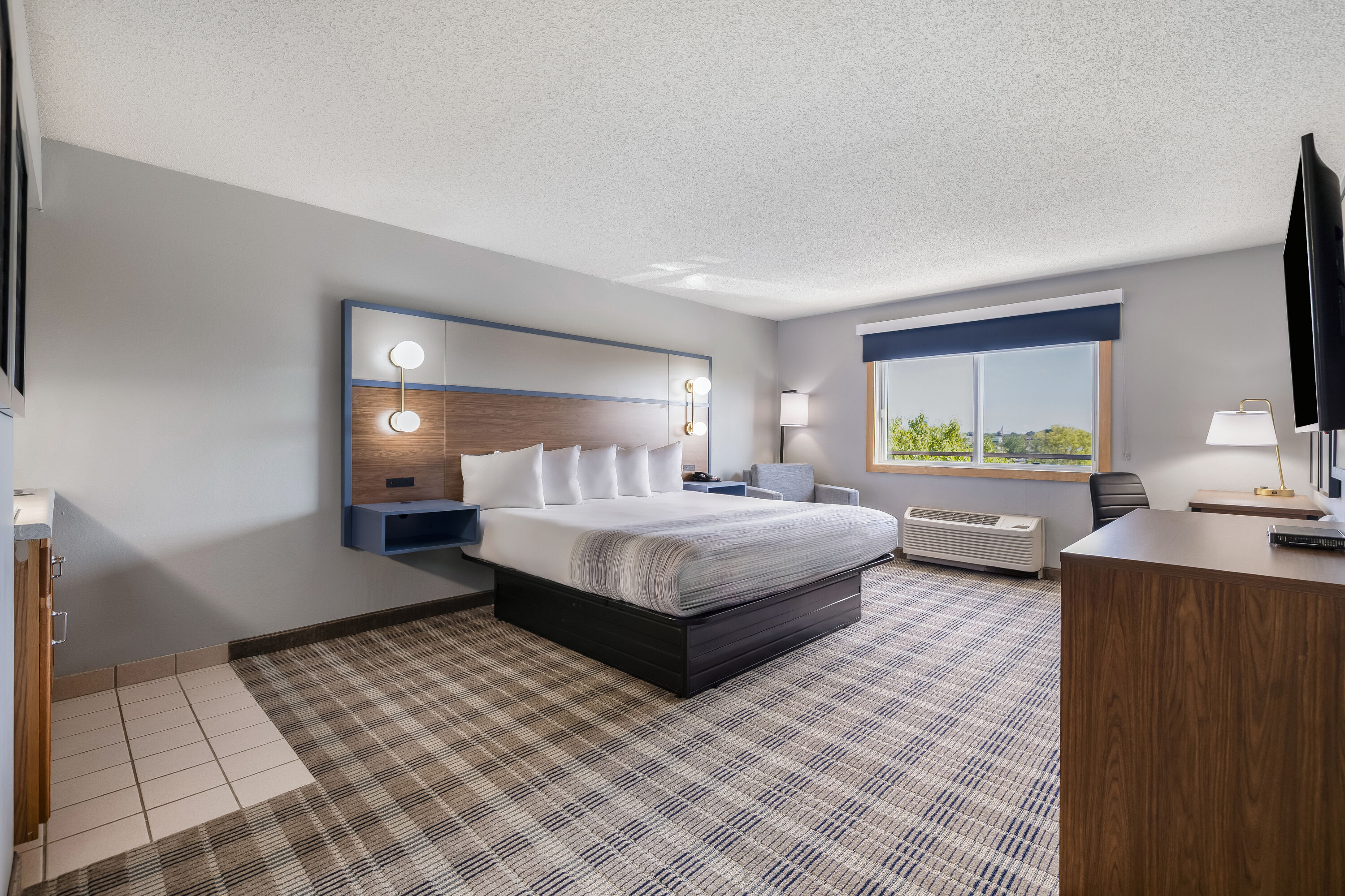 King bed guest room at the AmericInn by Wyndham Stillwater in Oak Park Heights, Minnesota