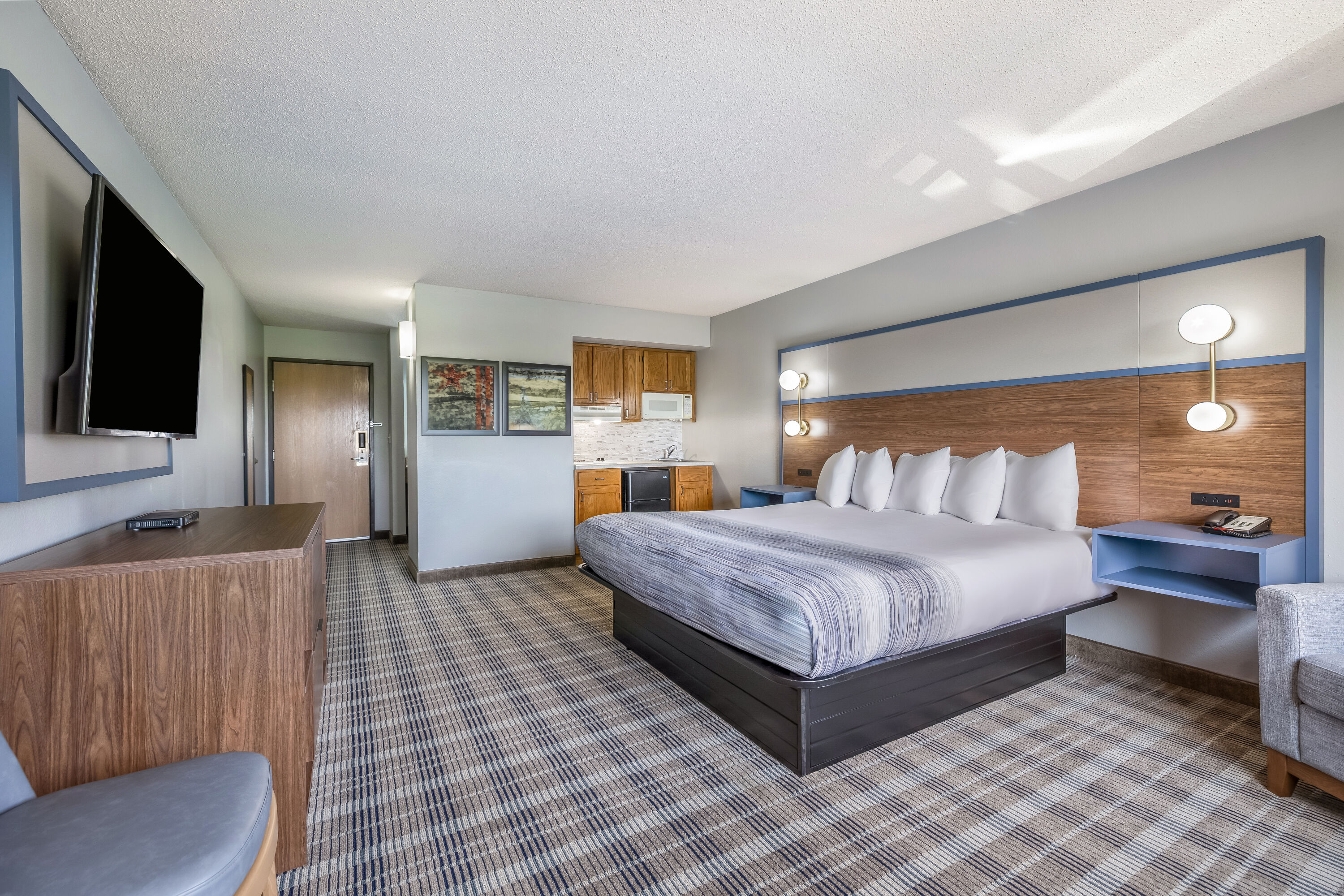 King bed guest room at the AmericInn by Wyndham Stillwater in Oak Park Heights, Minnesota