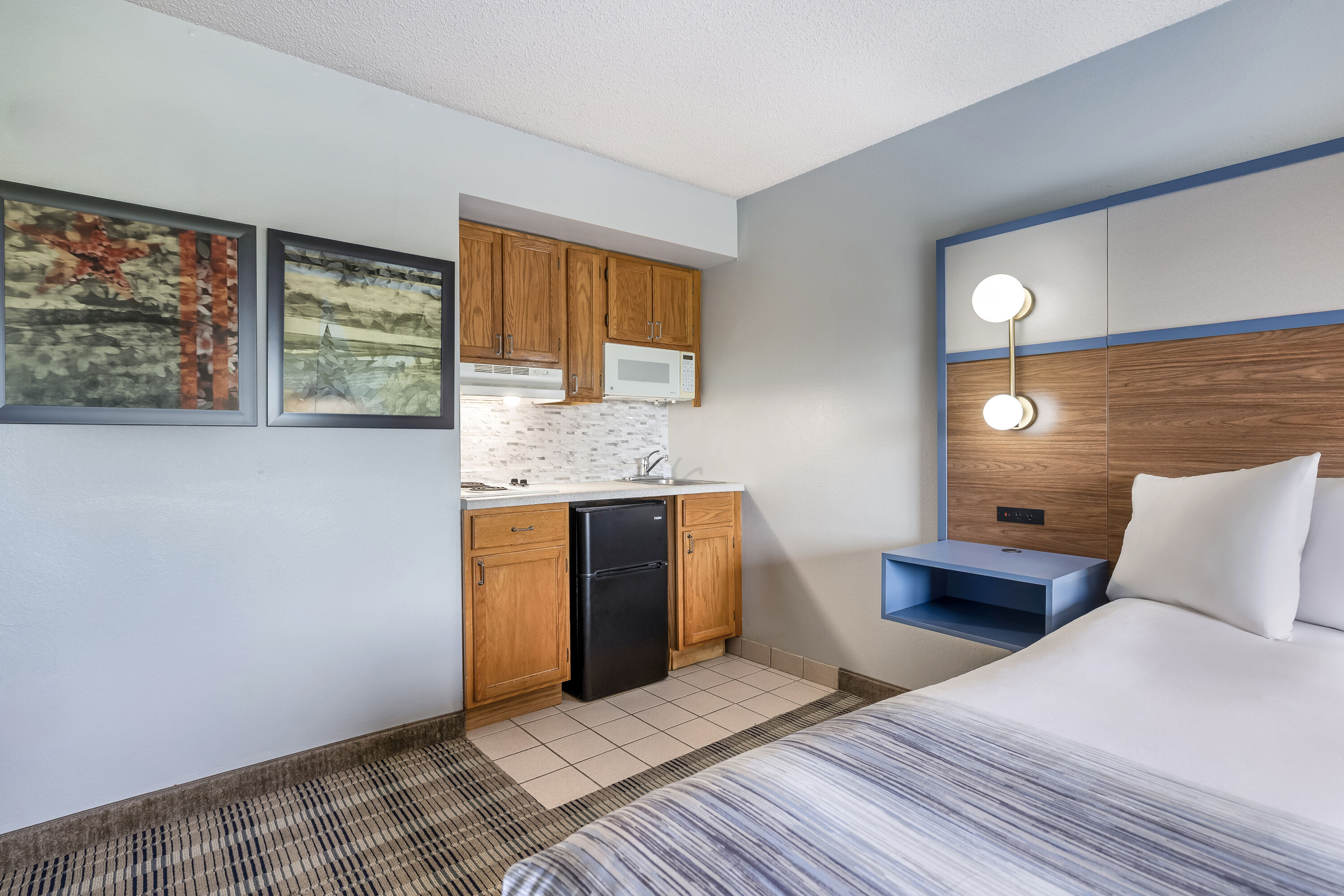 King bed guest room at the AmericInn by Wyndham Stillwater in Oak Park Heights, Minnesota