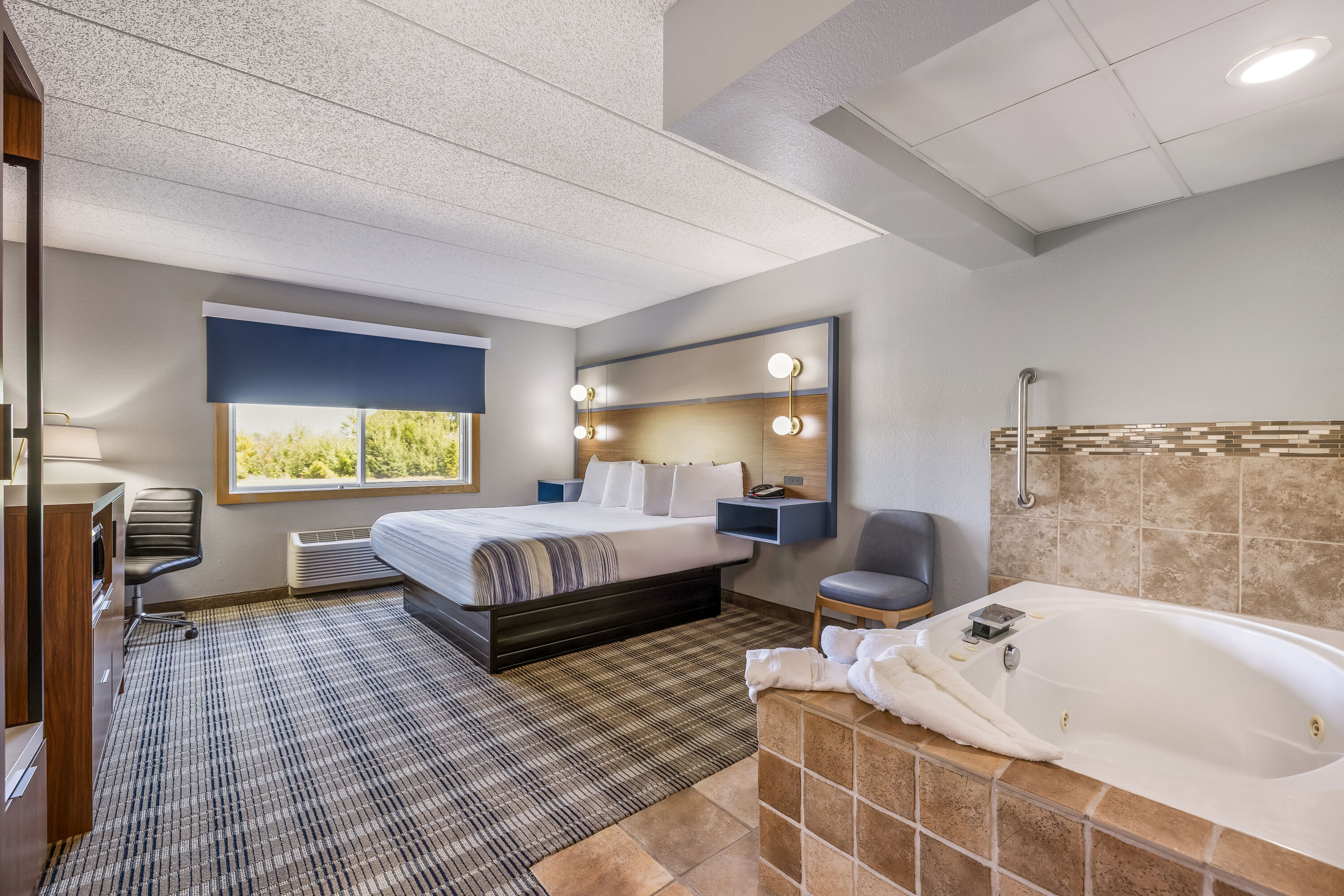 King bed guest room at the AmericInn by Wyndham Stillwater in Oak Park Heights, Minnesota