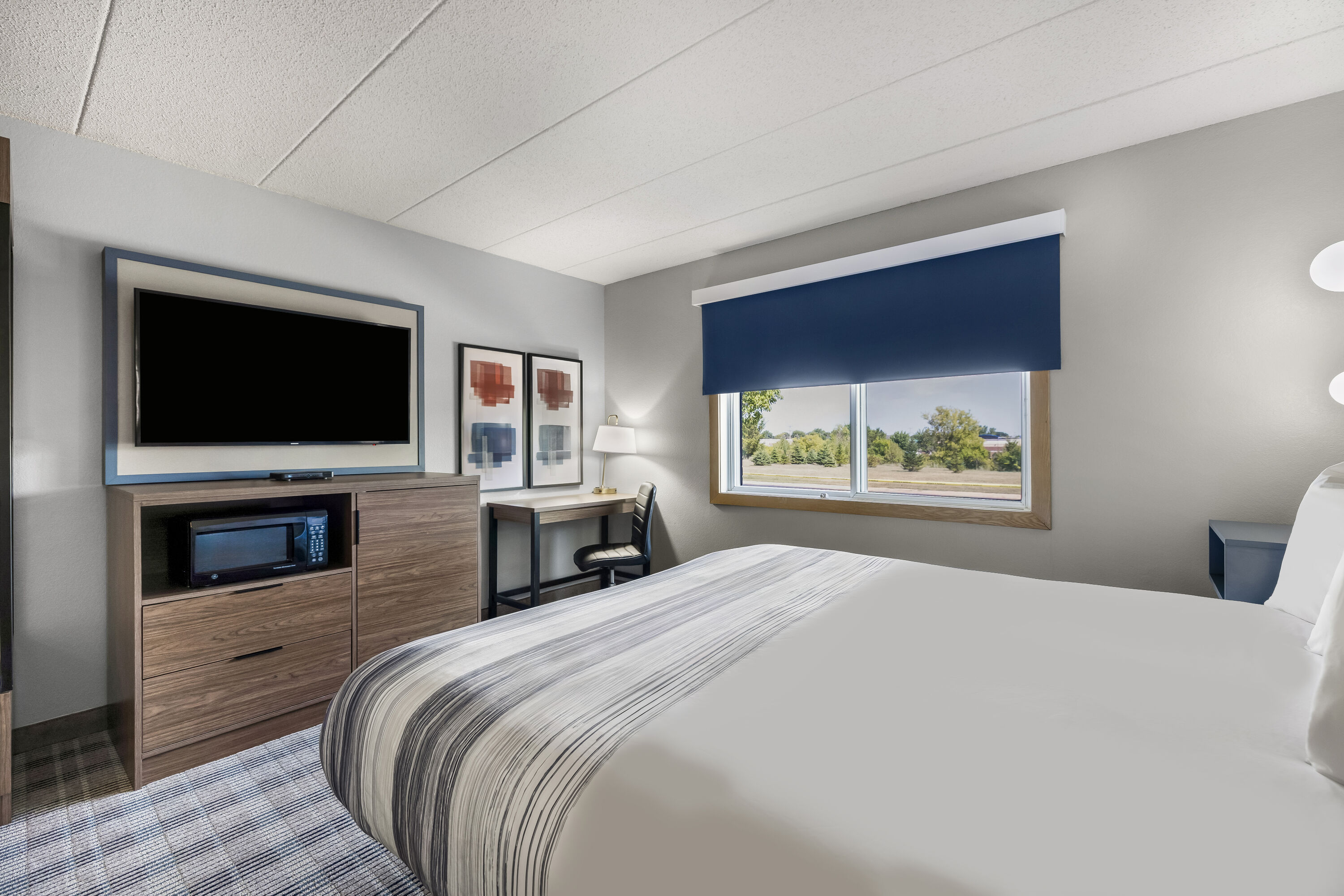 King bed guest room at the AmericInn by Wyndham Stillwater in Oak Park Heights, Minnesota