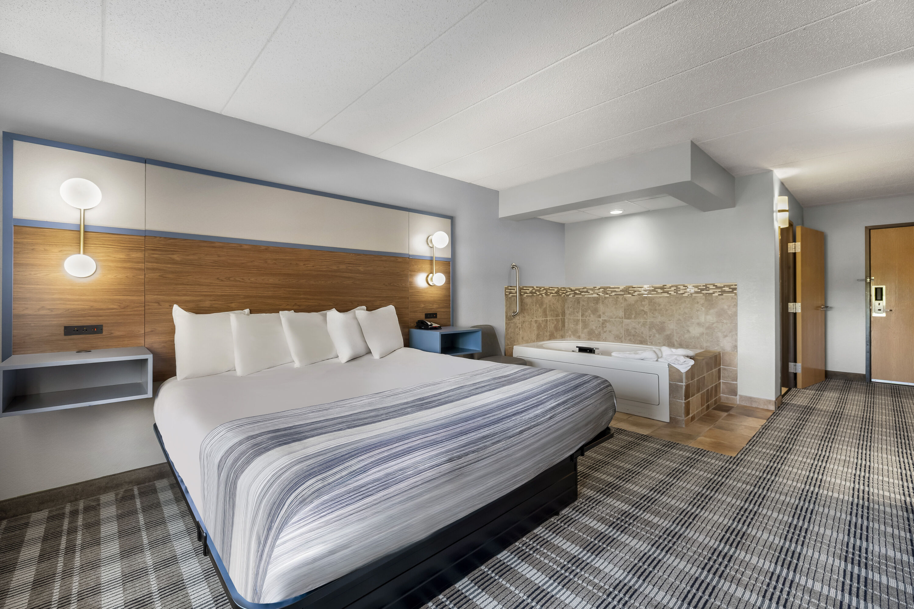 King bed guest room at the AmericInn by Wyndham Stillwater in Oak Park Heights, Minnesota