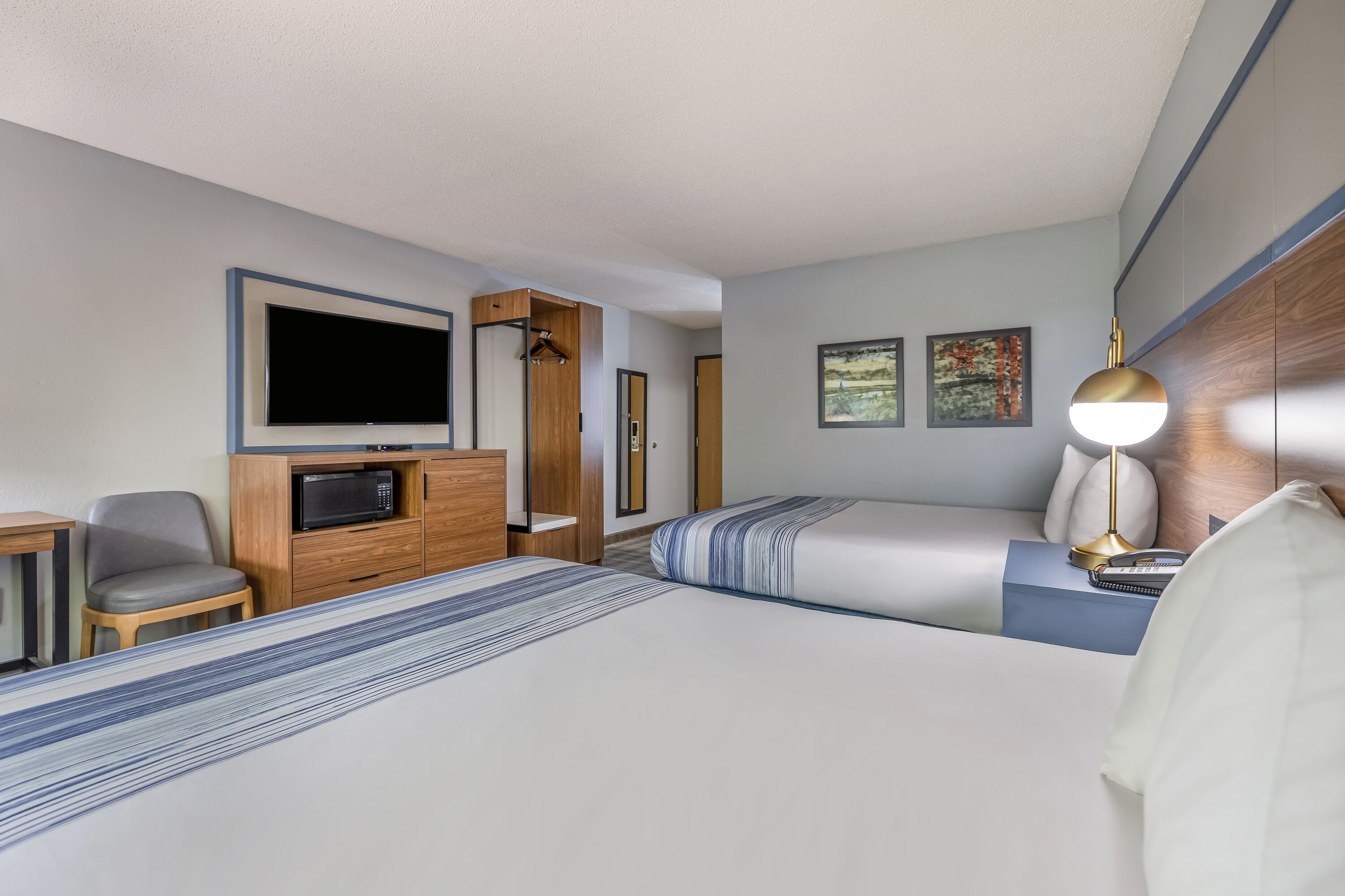 Queen bed guest room at the AmericInn by Wyndham Stillwater in Oak Park Heights, Minnesota
