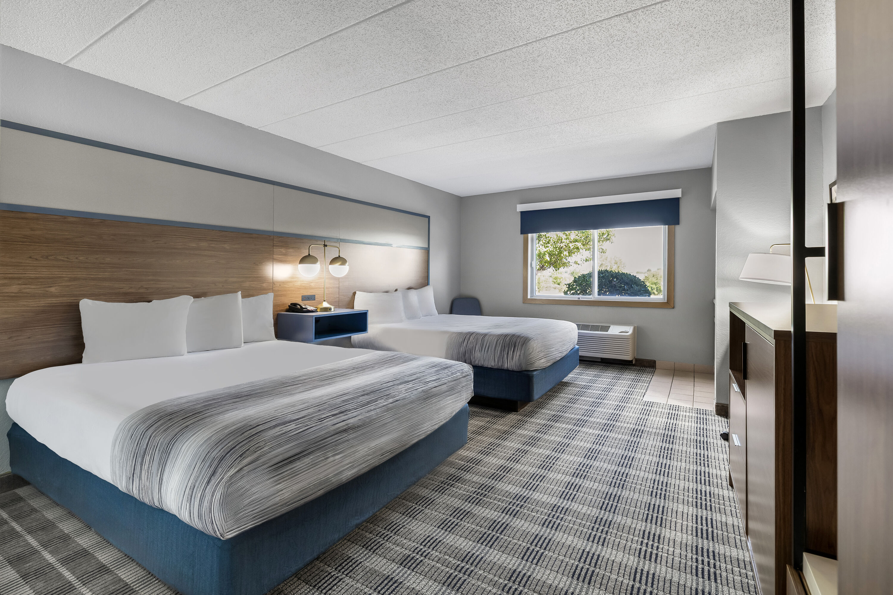 Queen bed guest room at the AmericInn by Wyndham Stillwater in Oak Park Heights, Minnesota