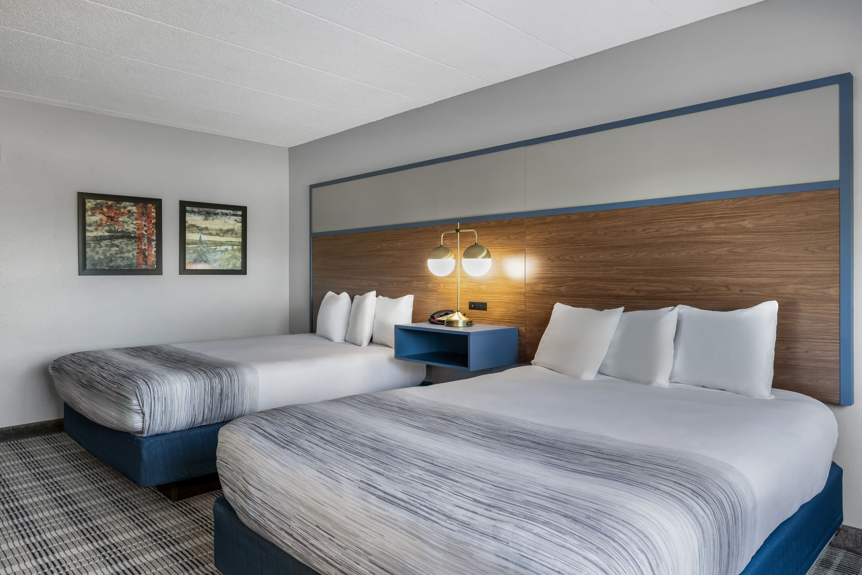 Queen bed guest room at the AmericInn by Wyndham Stillwater in Oak Park Heights, Minnesota