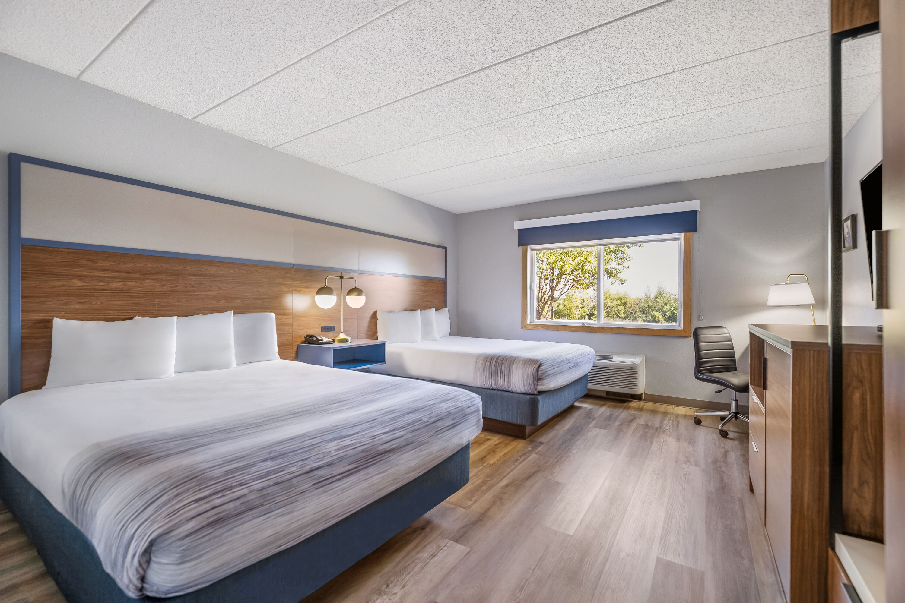 Queen bed guest room at the AmericInn by Wyndham Stillwater in Oak Park Heights, Minnesota