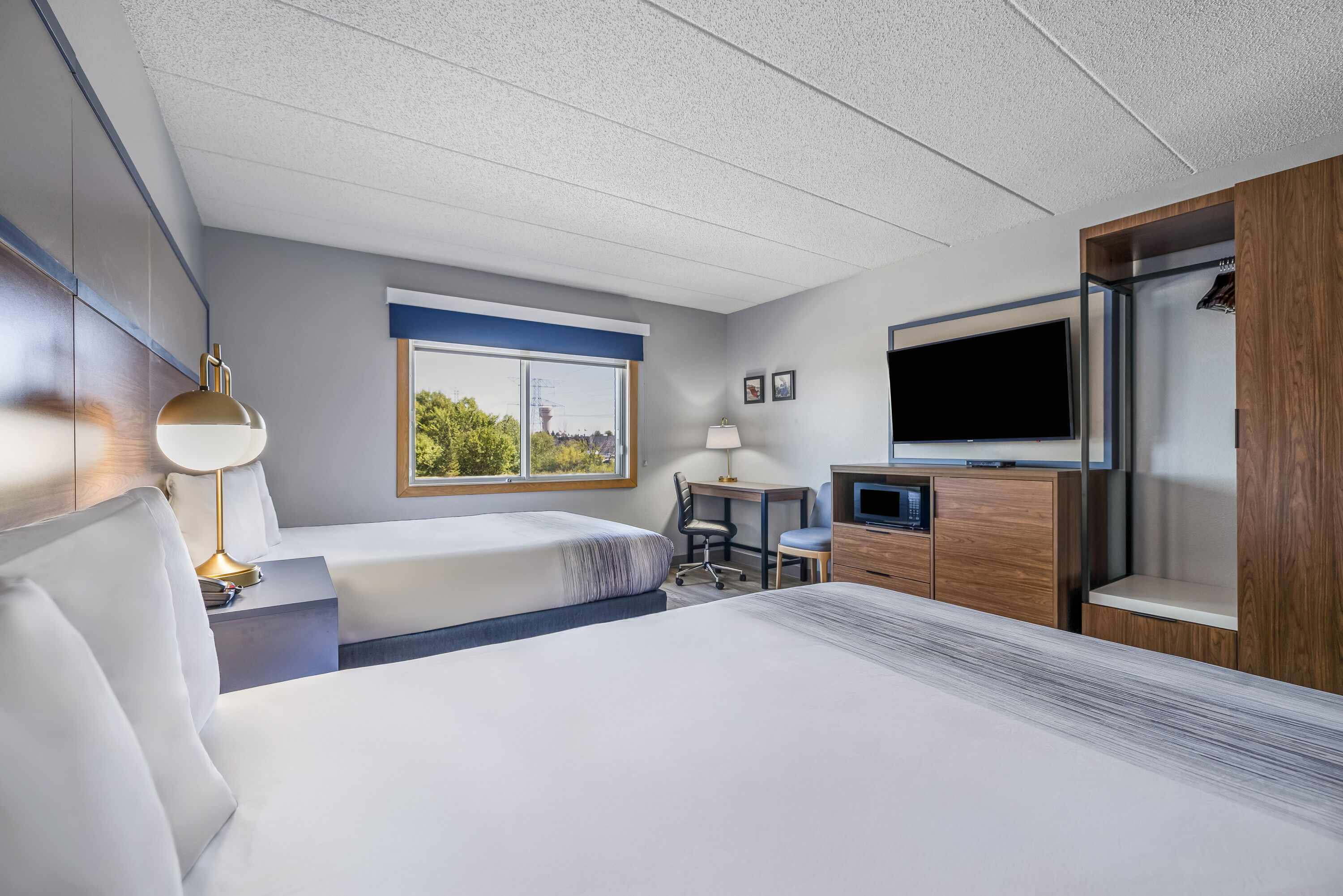 Queen bed guest room at the AmericInn by Wyndham Stillwater in Oak Park Heights, Minnesota