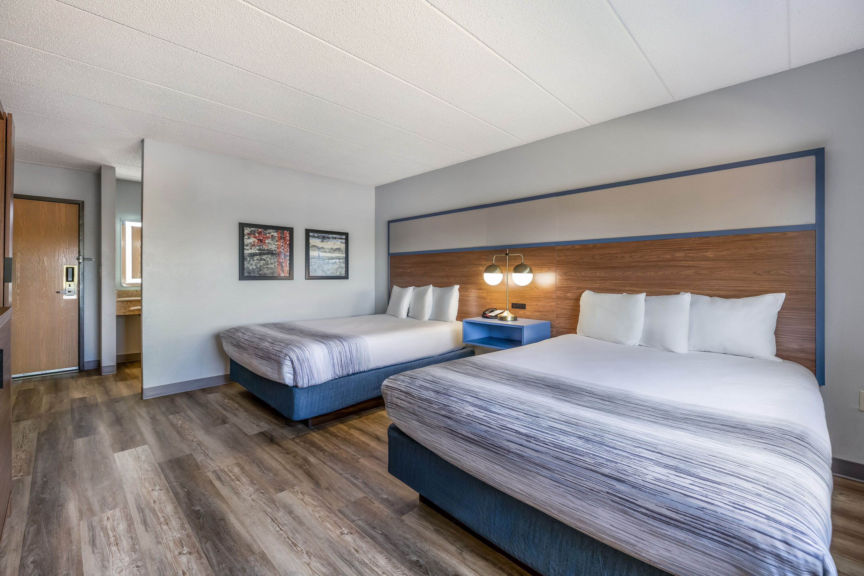 Queen bed guest room at the AmericInn by Wyndham Stillwater in Oak Park Heights, Minnesota