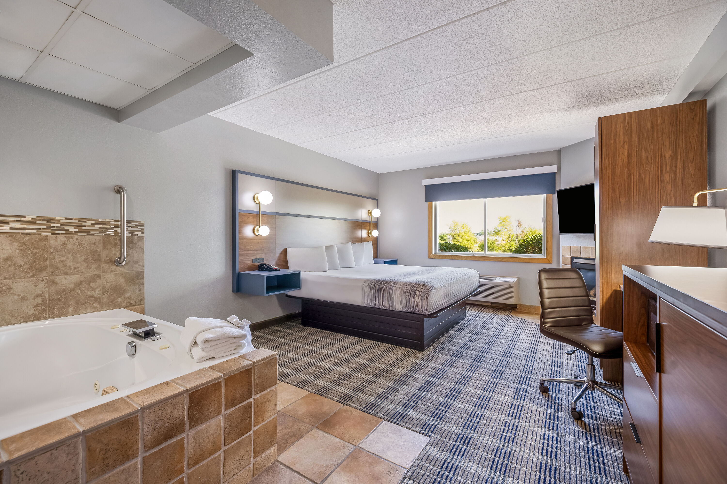 AmericInn by Wyndham Stillwater suite in Oak Park Heights, Minnesota