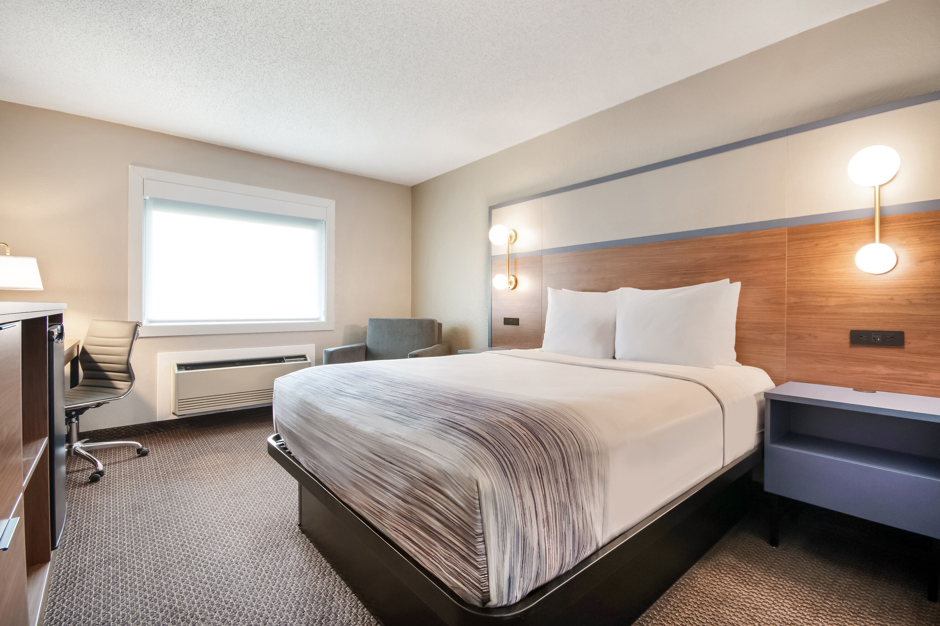 Queen bed guest room at the AmericInn by Wyndham St. Peter in Saint Peter, Minnesota