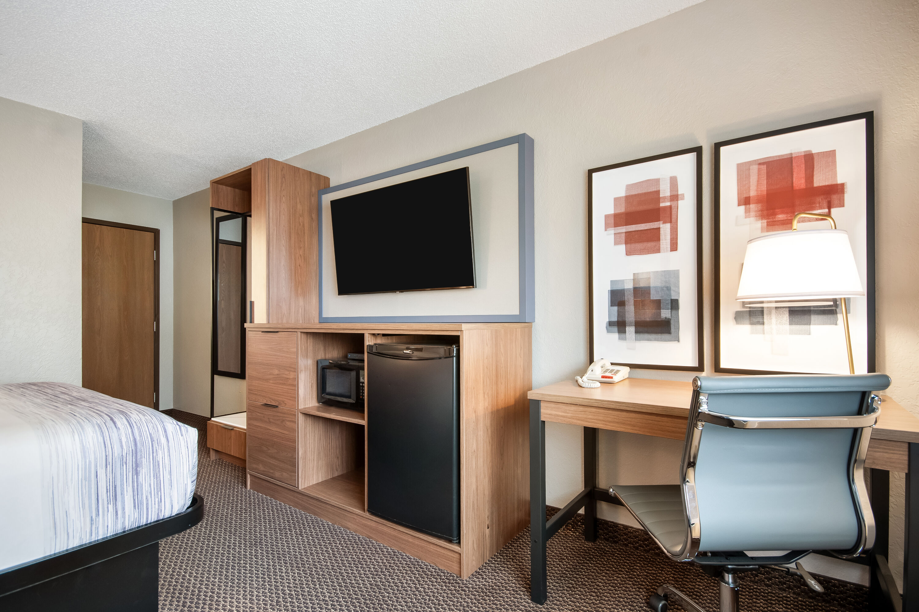 Queen bed guest room at the AmericInn by Wyndham St. Peter in Saint Peter, Minnesota