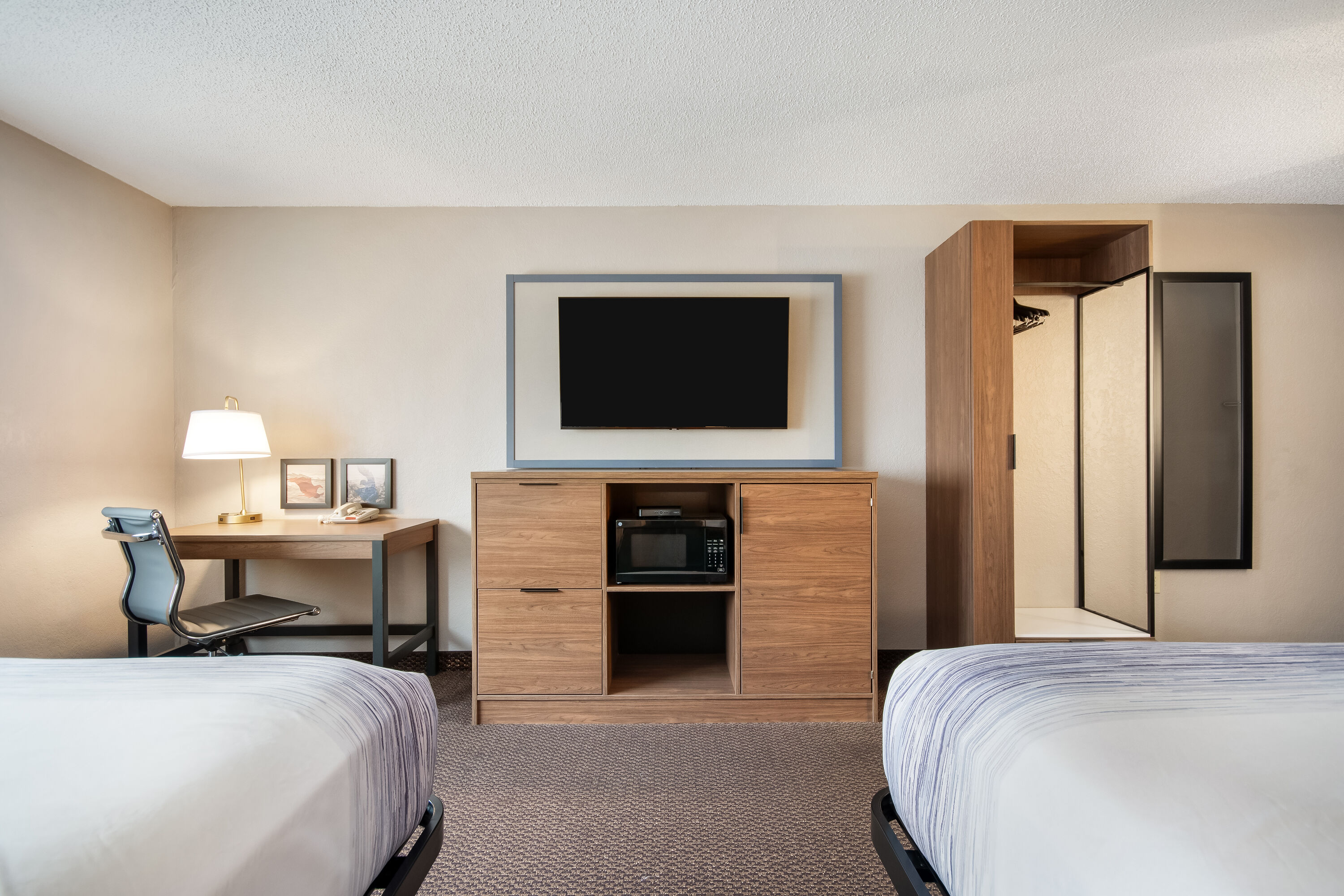 Queen bed guest room at the AmericInn by Wyndham St. Peter in Saint Peter, Minnesota