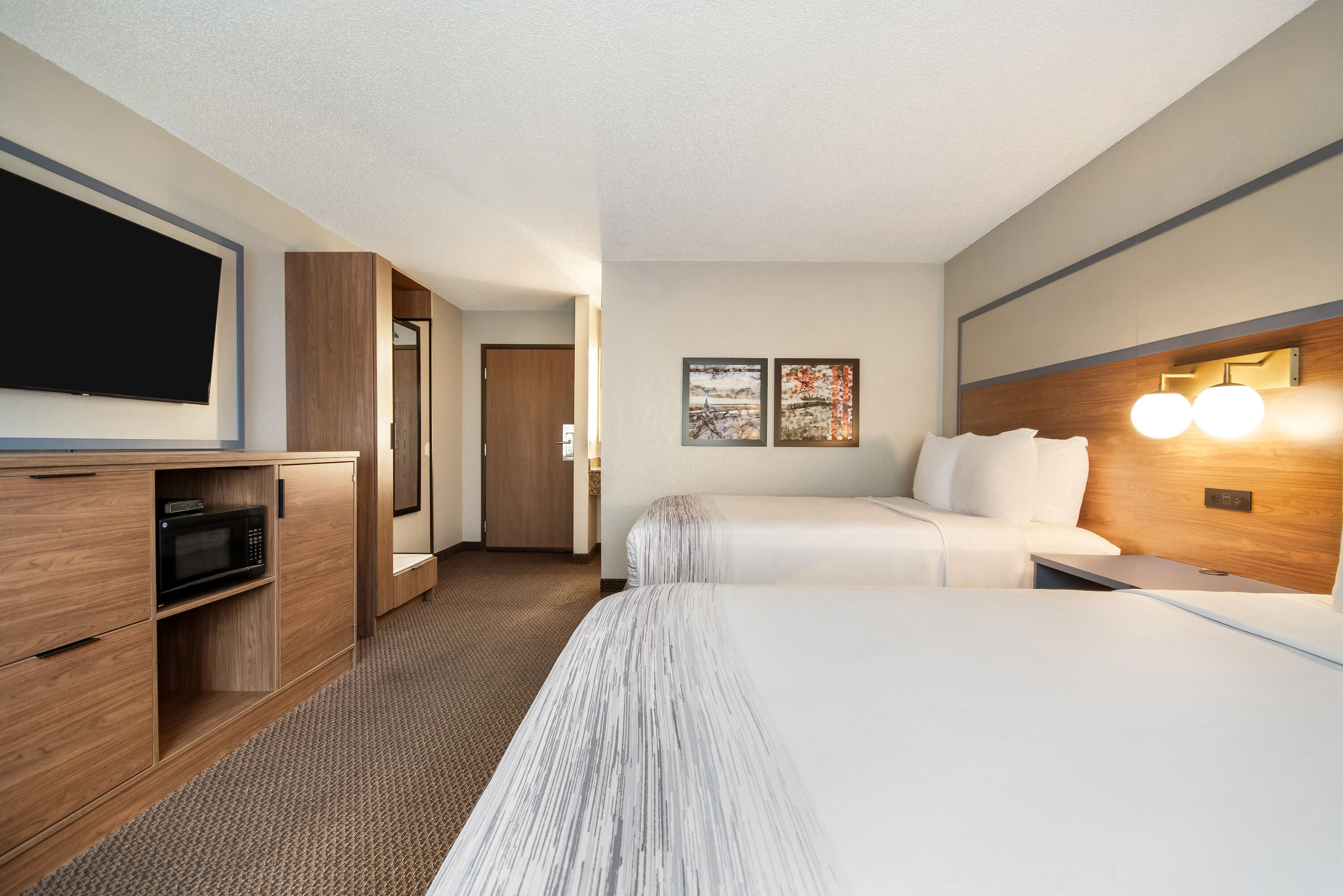 Queen bed guest room at the AmericInn by Wyndham St. Peter in Saint Peter, Minnesota