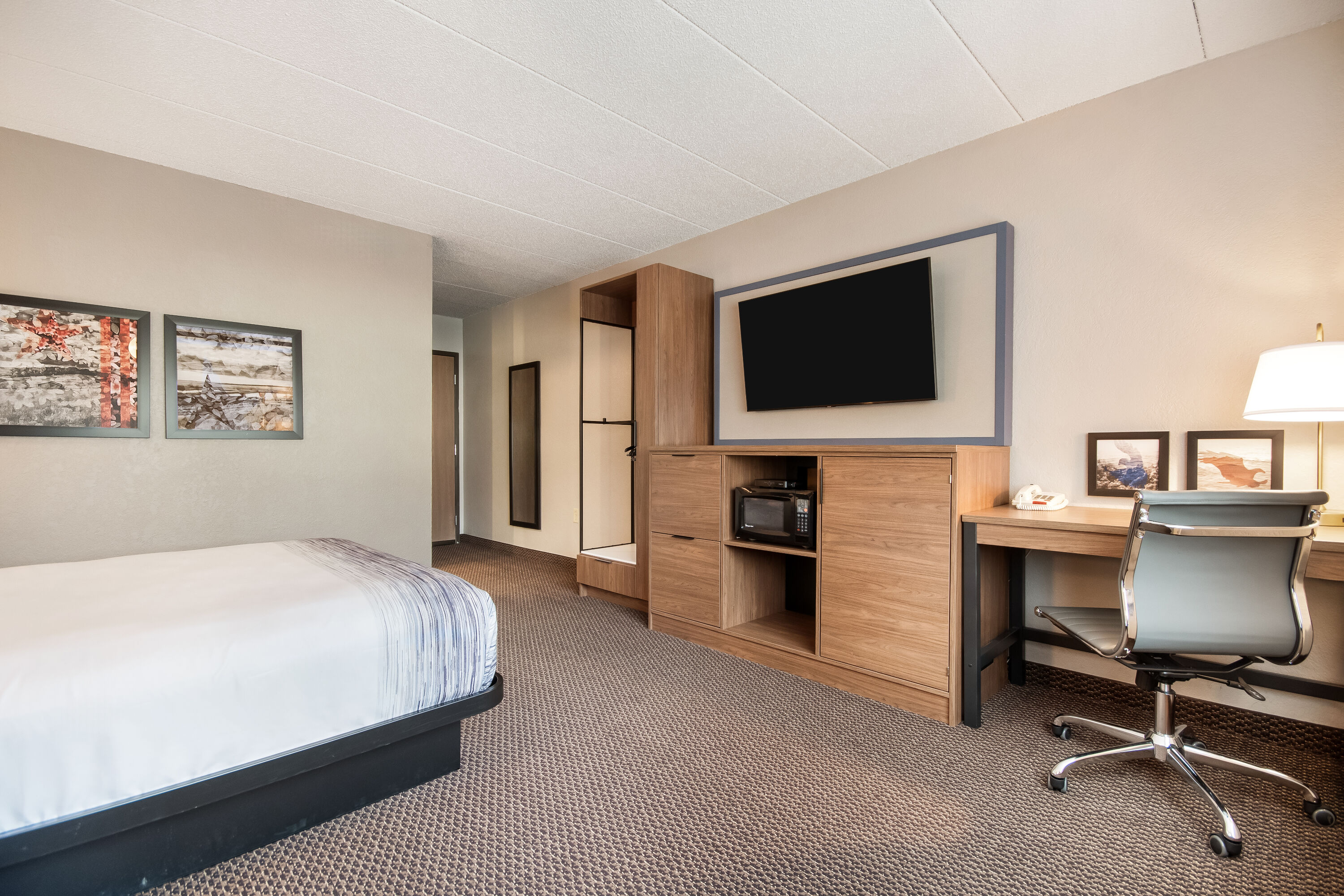 Queen bed guest room at the AmericInn by Wyndham St. Peter in Saint Peter, Minnesota