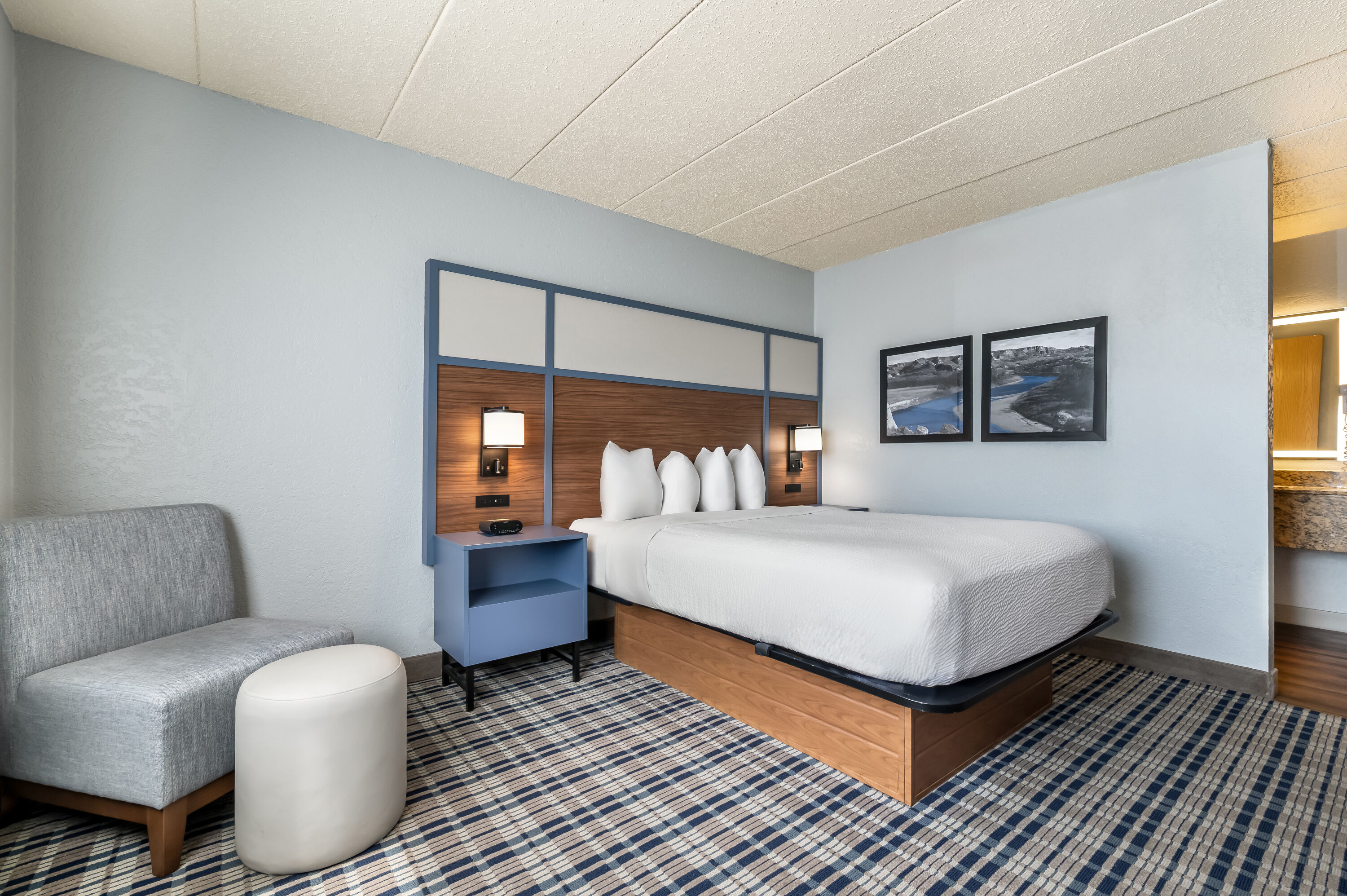 Queen bed guest room at the AmericInn by Wyndham Dickinson in Dickinson, North Dakota
