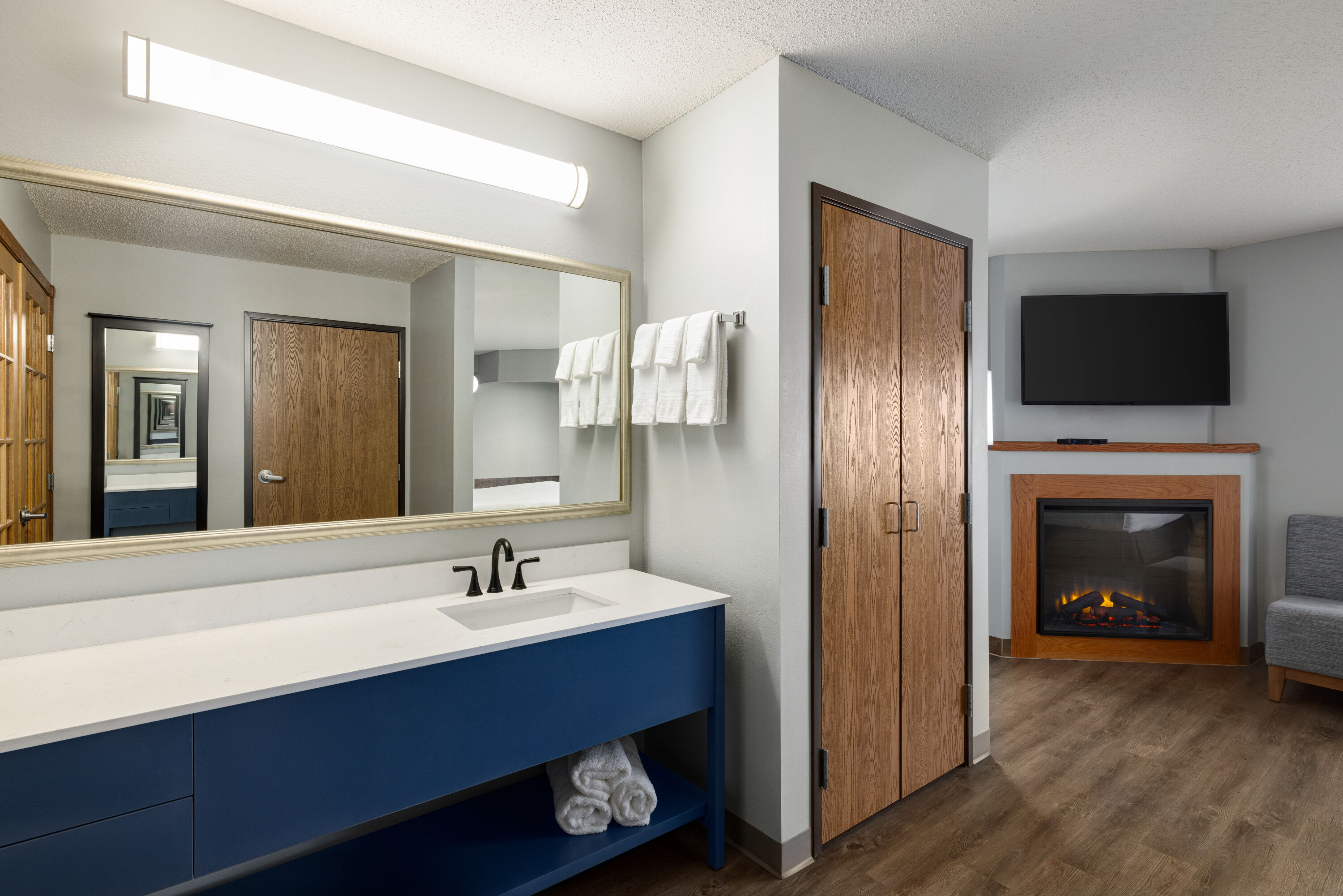 Guest room bath at the AmericInn by Wyndham Lincoln South in Lincoln, Nebraska