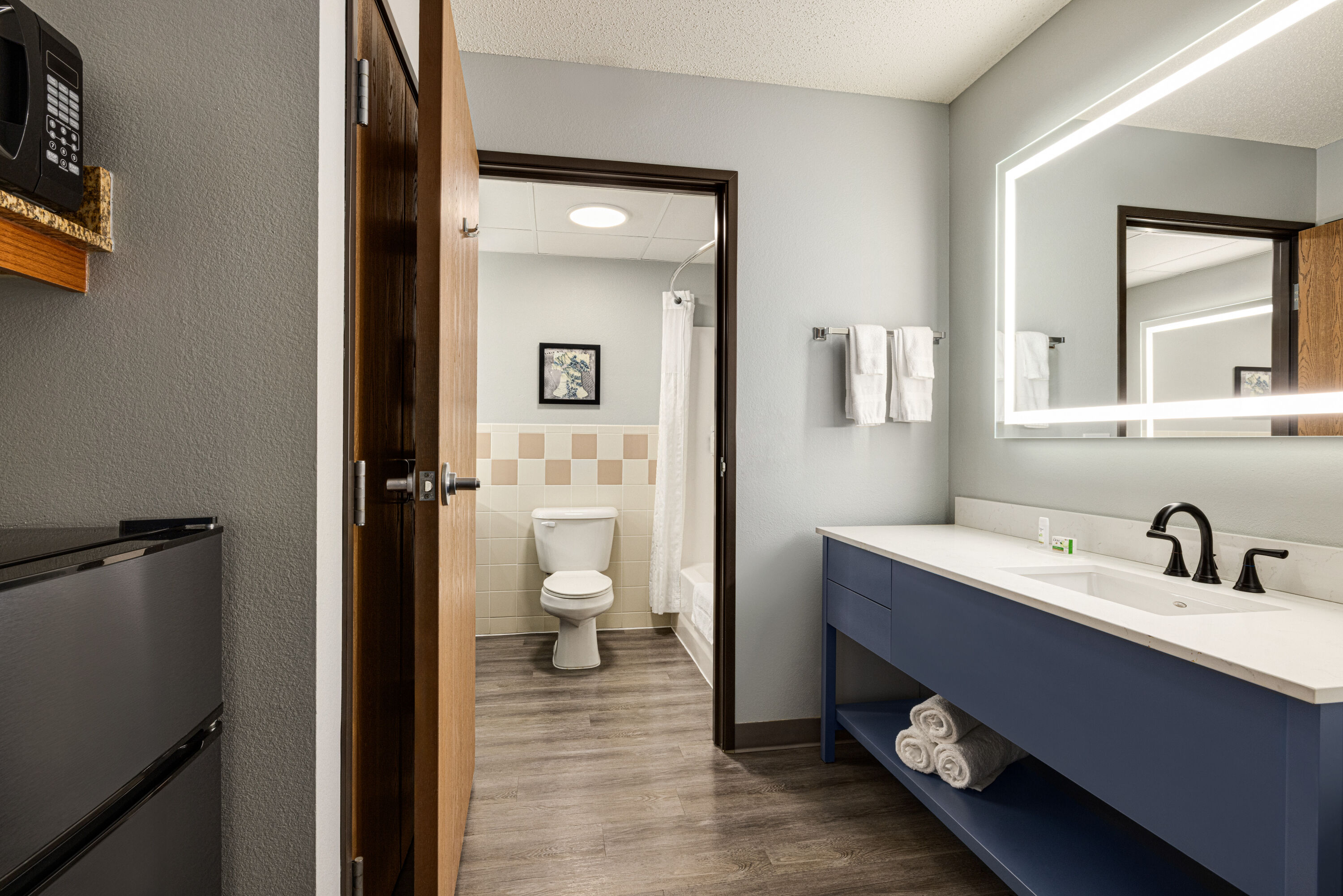 Guest room bath at the AmericInn by Wyndham Lincoln South in Lincoln, Nebraska