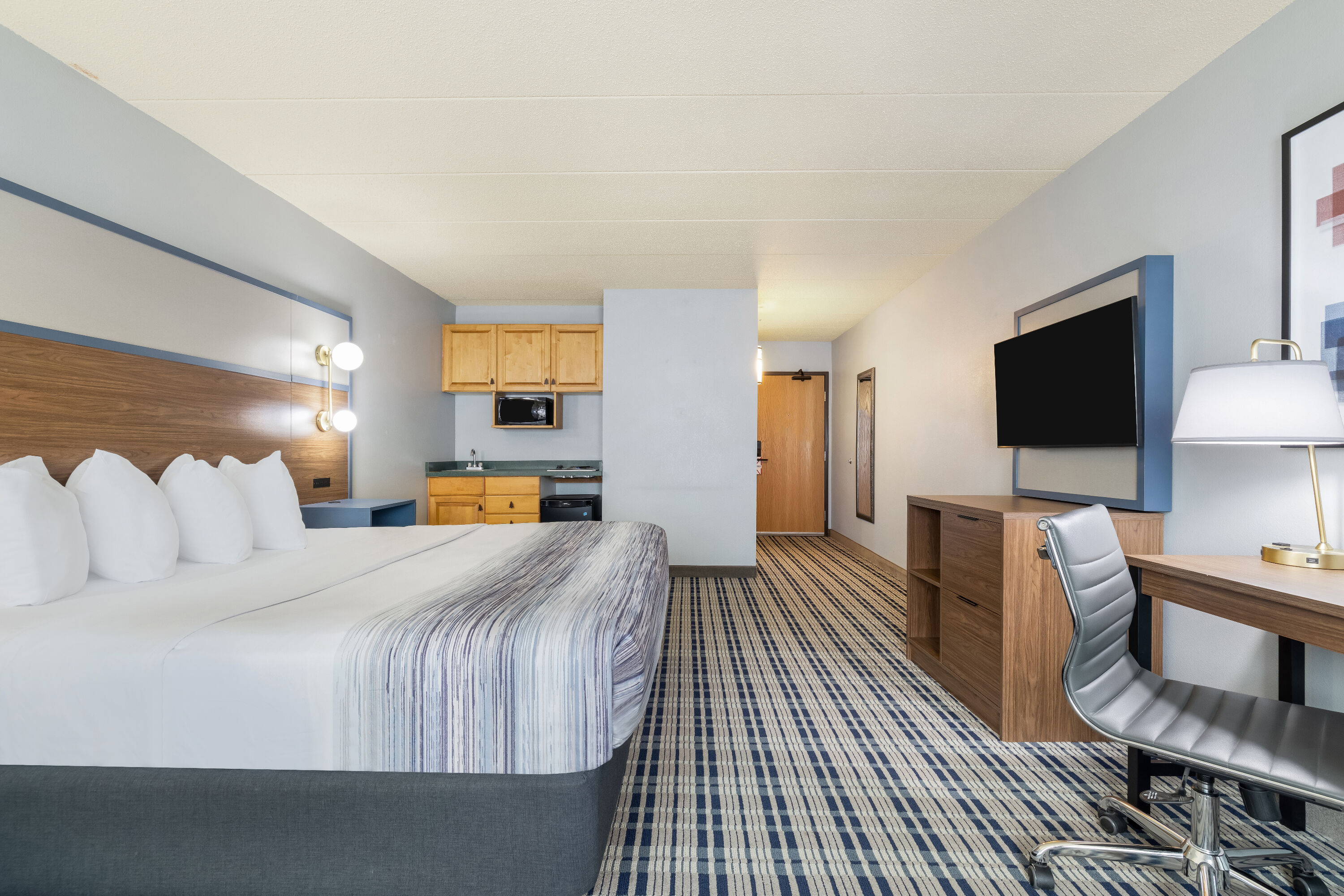 King bed guest room at the AmericInn by Wyndham Chamberlain Conference Center in Chamberlain, South Dakota