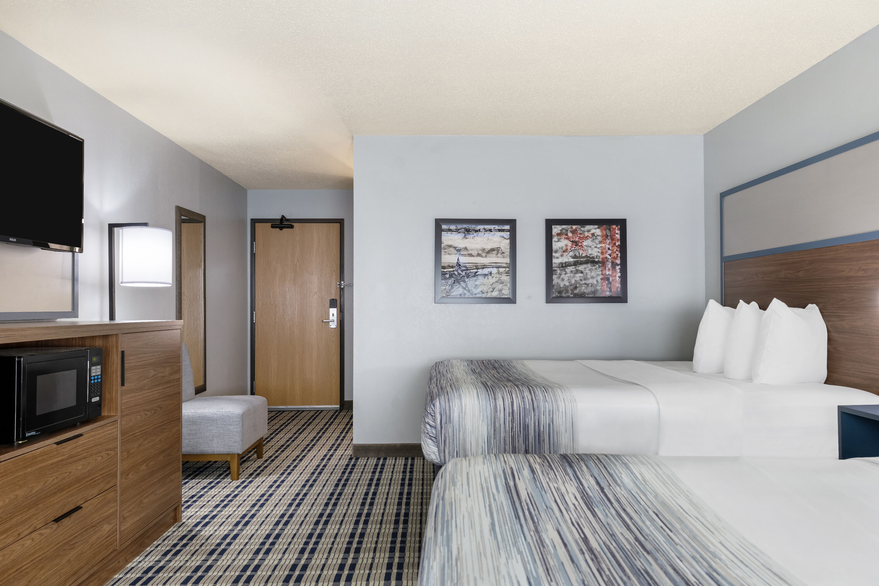 Queen bed guest room at the AmericInn by Wyndham Chamberlain Conference Center in Chamberlain, South Dakota