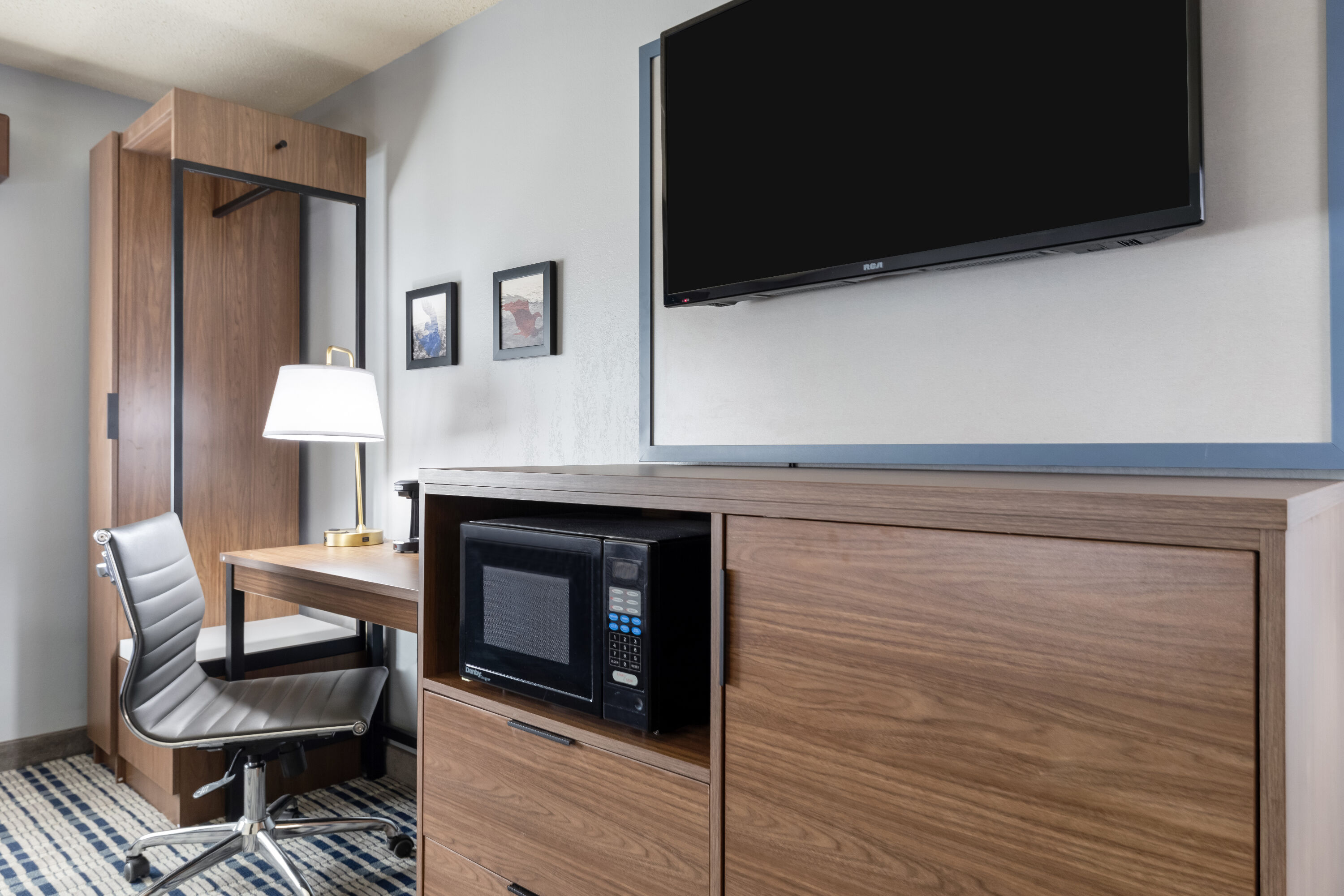 Queen bed guest room at the AmericInn by Wyndham Chamberlain Conference Center in Chamberlain, South Dakota