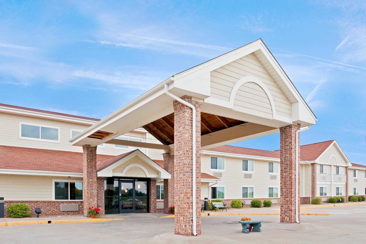 Americinn Lodge Suites Madison Sd Hotels 57042 Exterior Of Americinn Lodge Suites Madison Sd Hotel In South Dakota