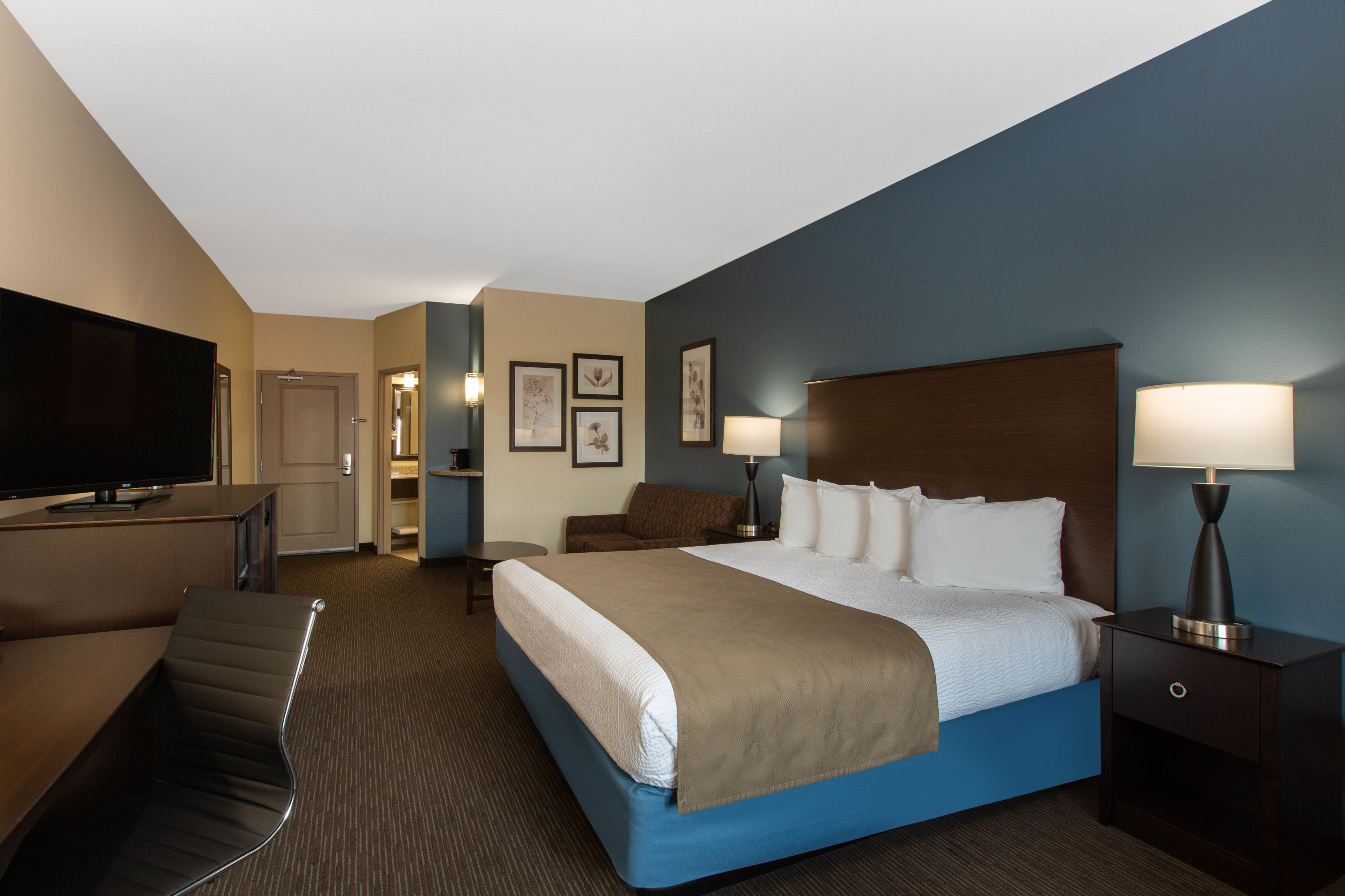 Guest room at the AmericInn by Wyndham Sioux Falls North in Sioux Falls, South Dakota