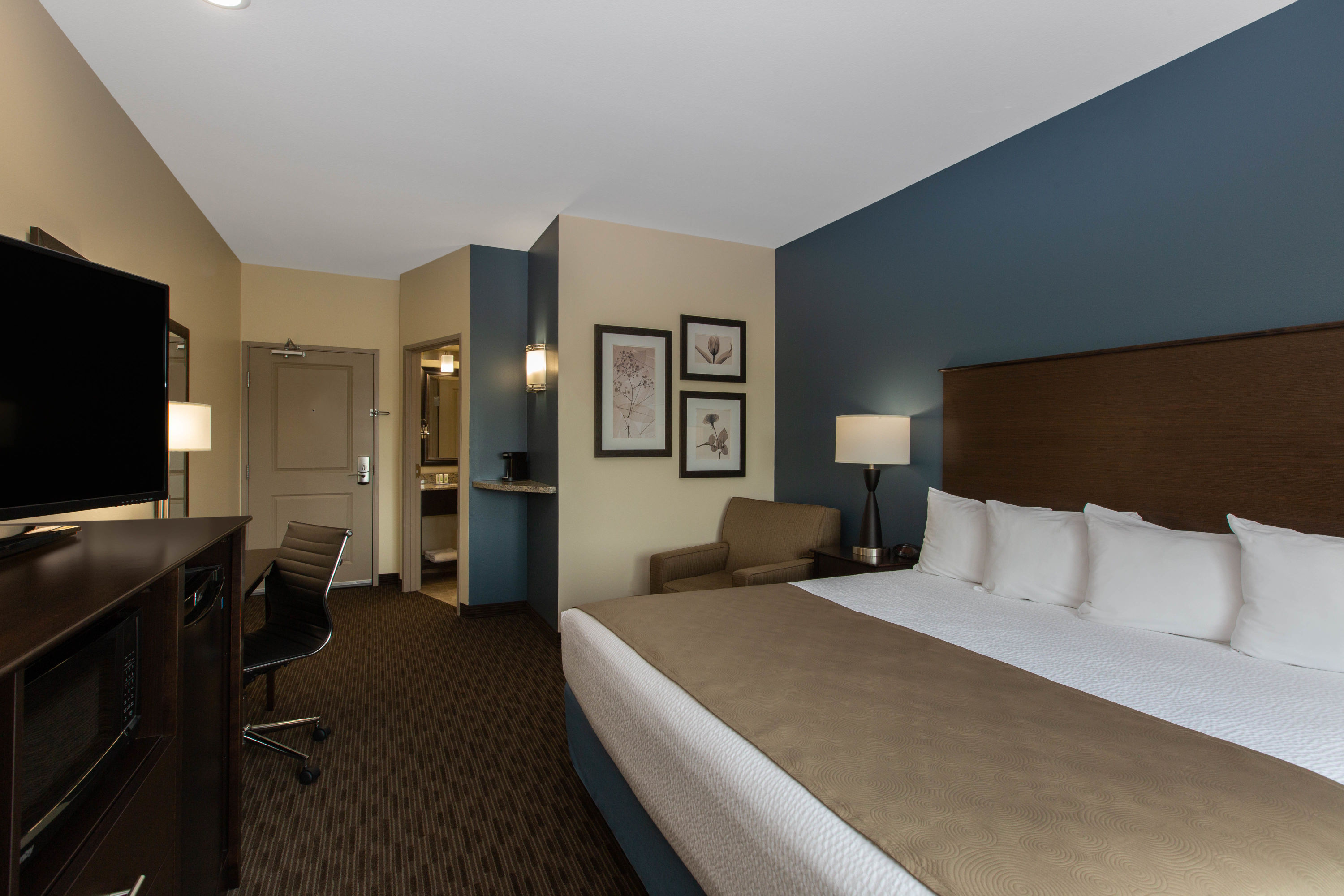 Guest room at the AmericInn by Wyndham Sioux Falls North in Sioux Falls, South Dakota
