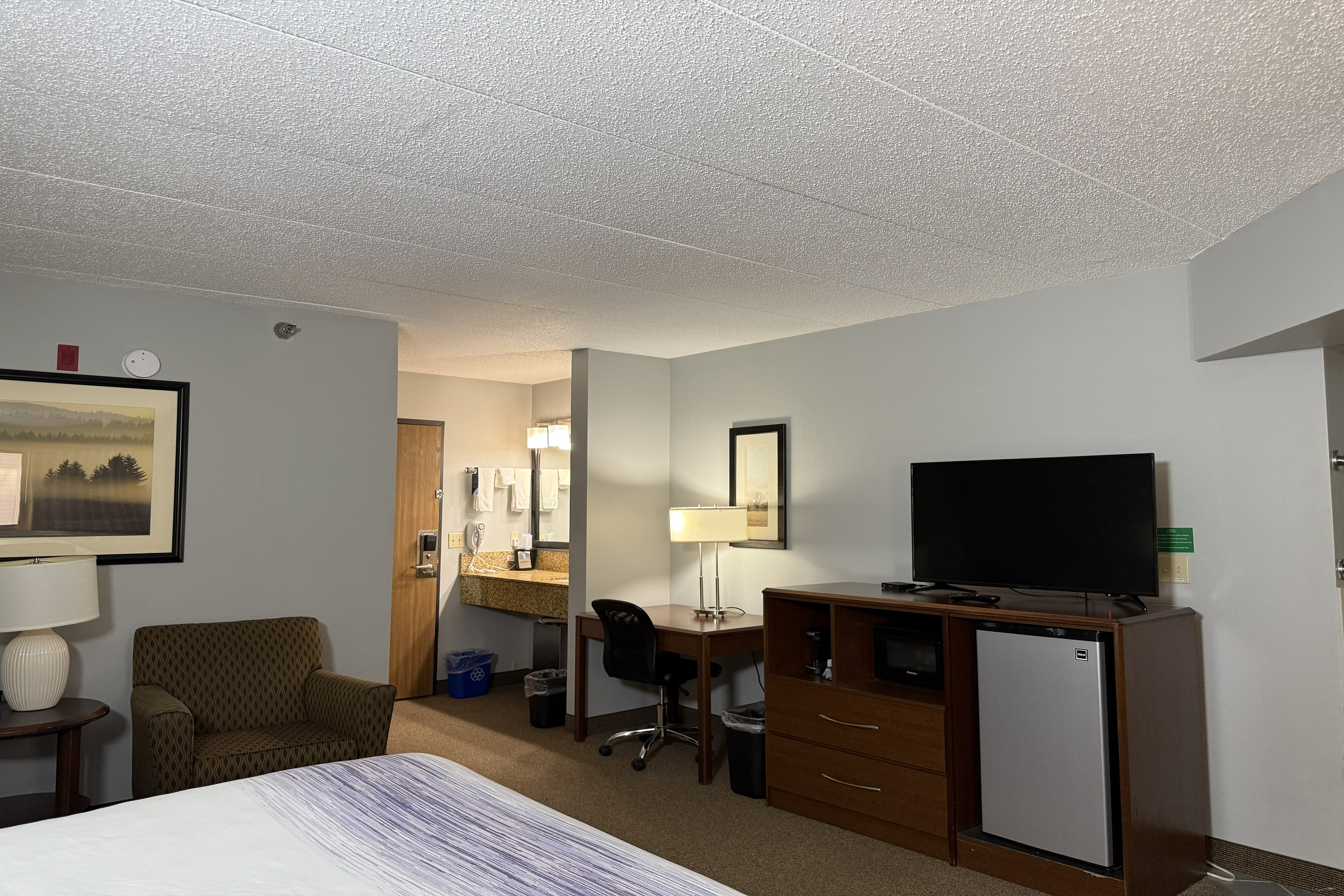 Guest room at the AmericInn by Wyndham Sioux Falls in Sioux Falls, South Dakota