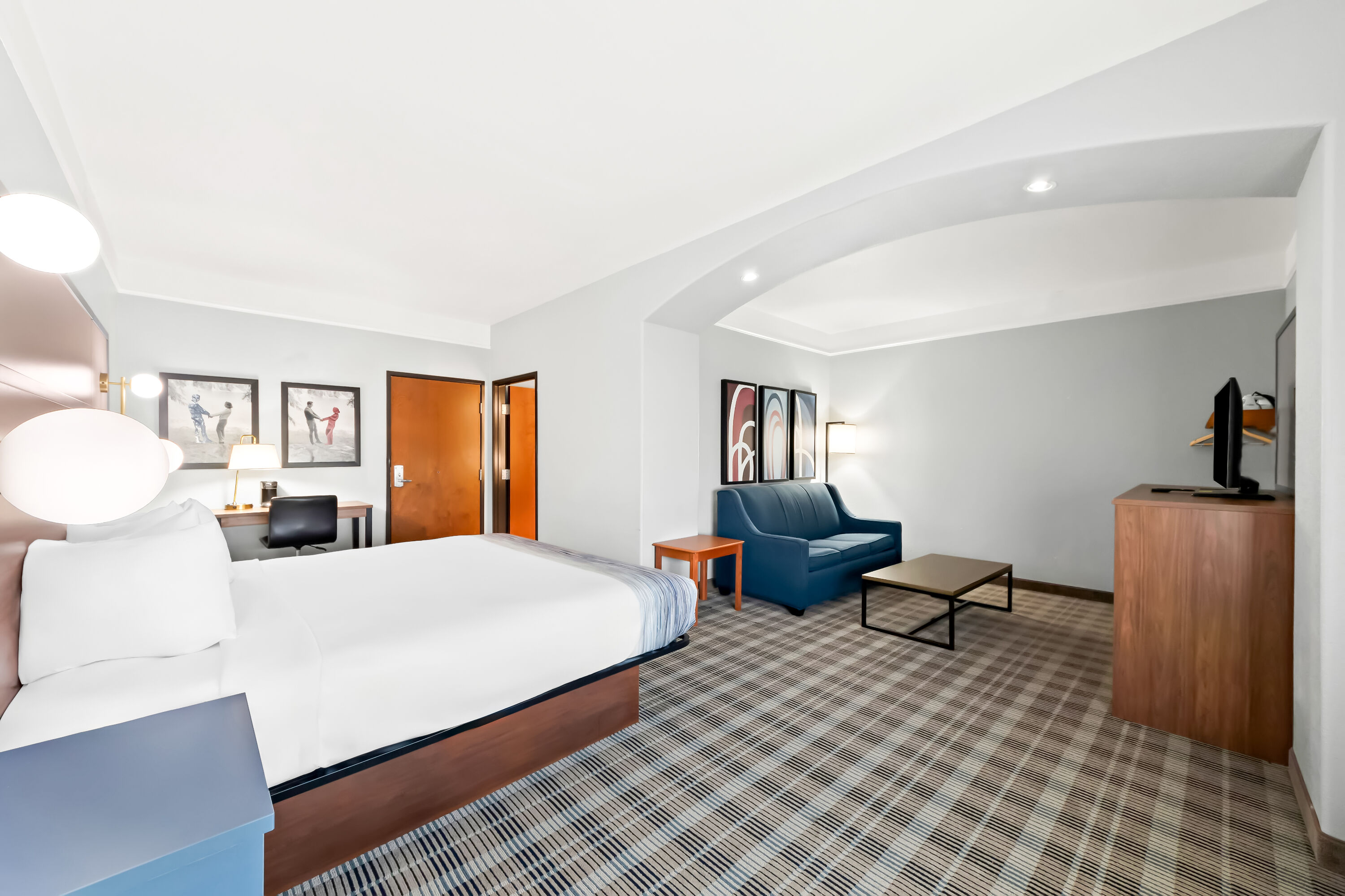 Queen bed guest room at the AmericInn by Wyndham New Braunfels in New Braunfels, Texas