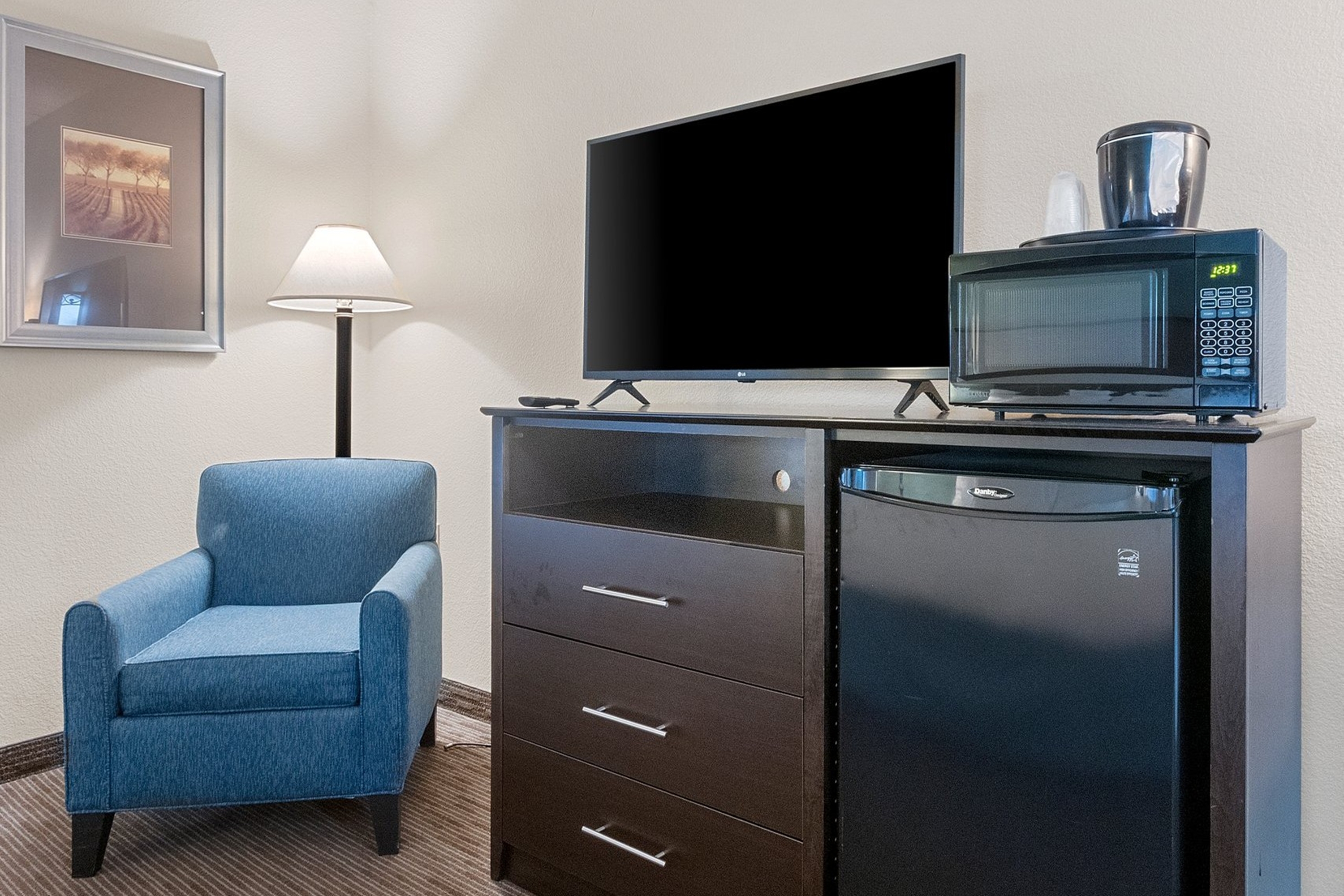 Guest room feature at the AmericInn by Wyndham Green Bay East in Green Bay, Wisconsin