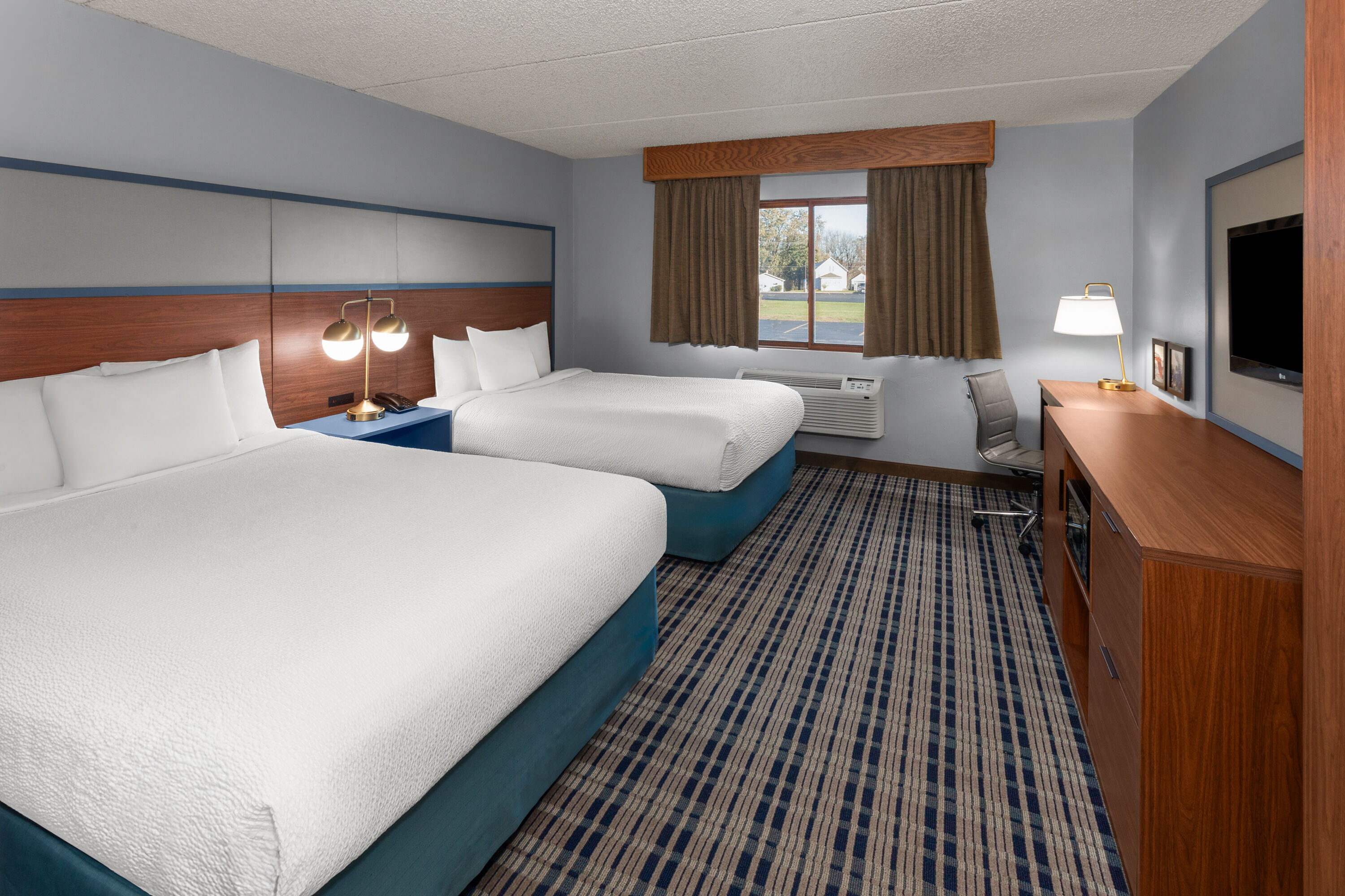 Guest room at the AmericInn by Wyndham Green Bay West in Green Bay, Wisconsin