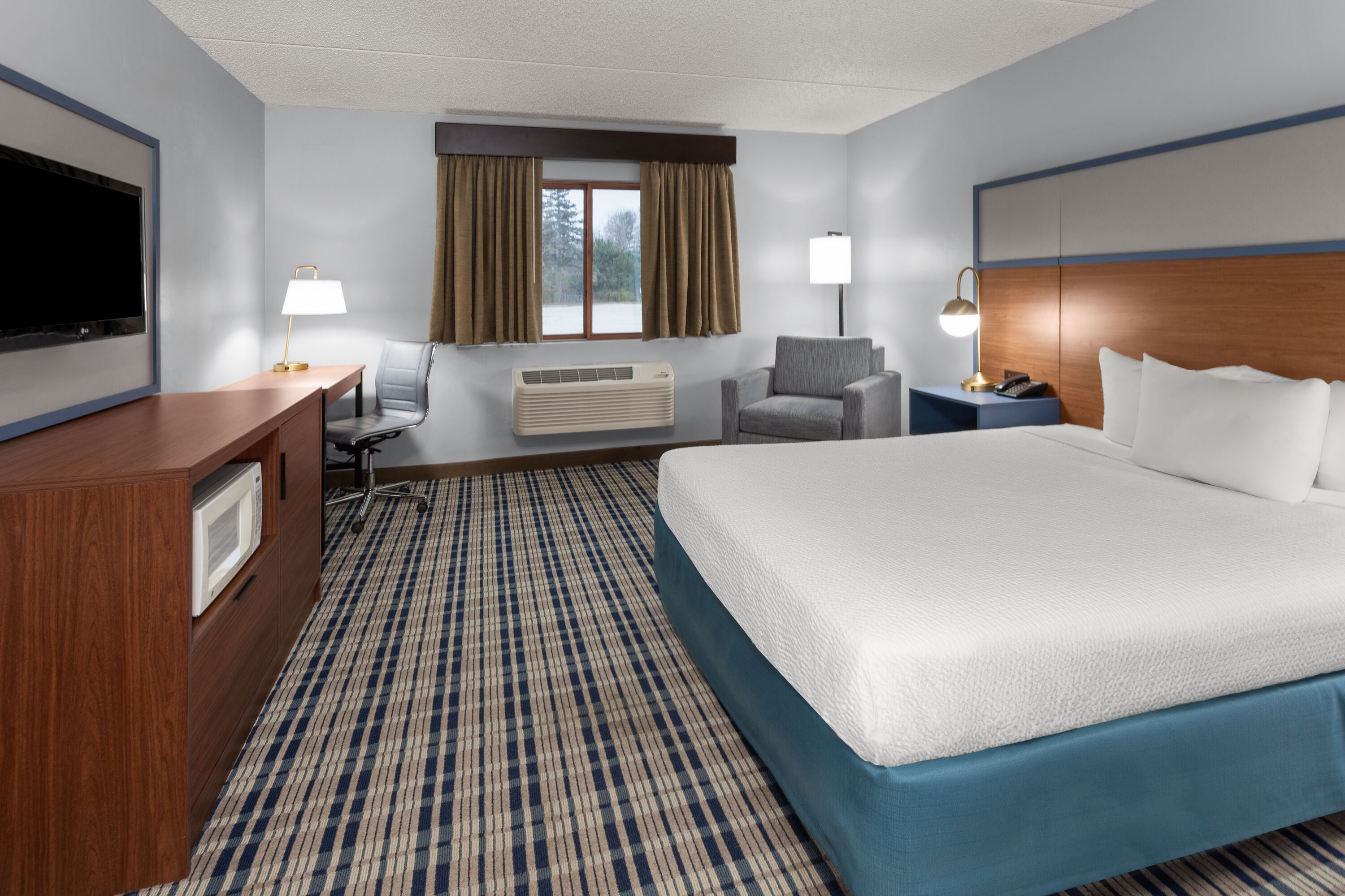 Guest room at the AmericInn by Wyndham Green Bay West in Green Bay, Wisconsin