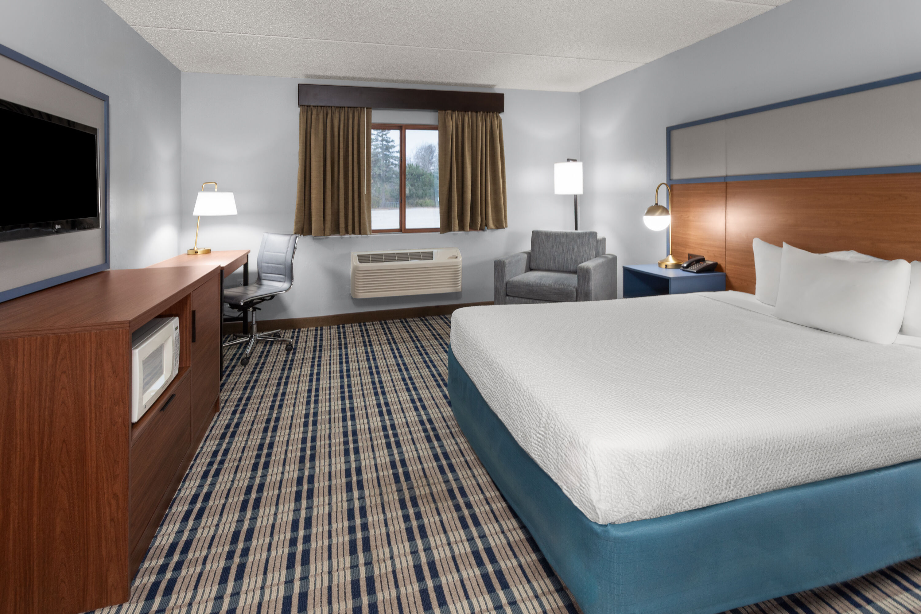 Guest room at the AmericInn by Wyndham Green Bay West in Green Bay, Wisconsin