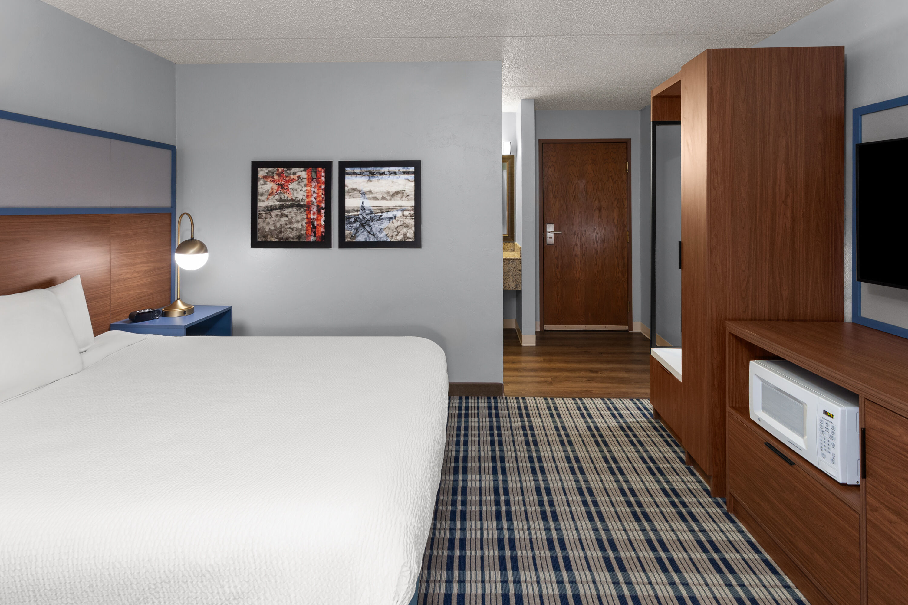 Guest room at the AmericInn by Wyndham Green Bay West in Green Bay, Wisconsin