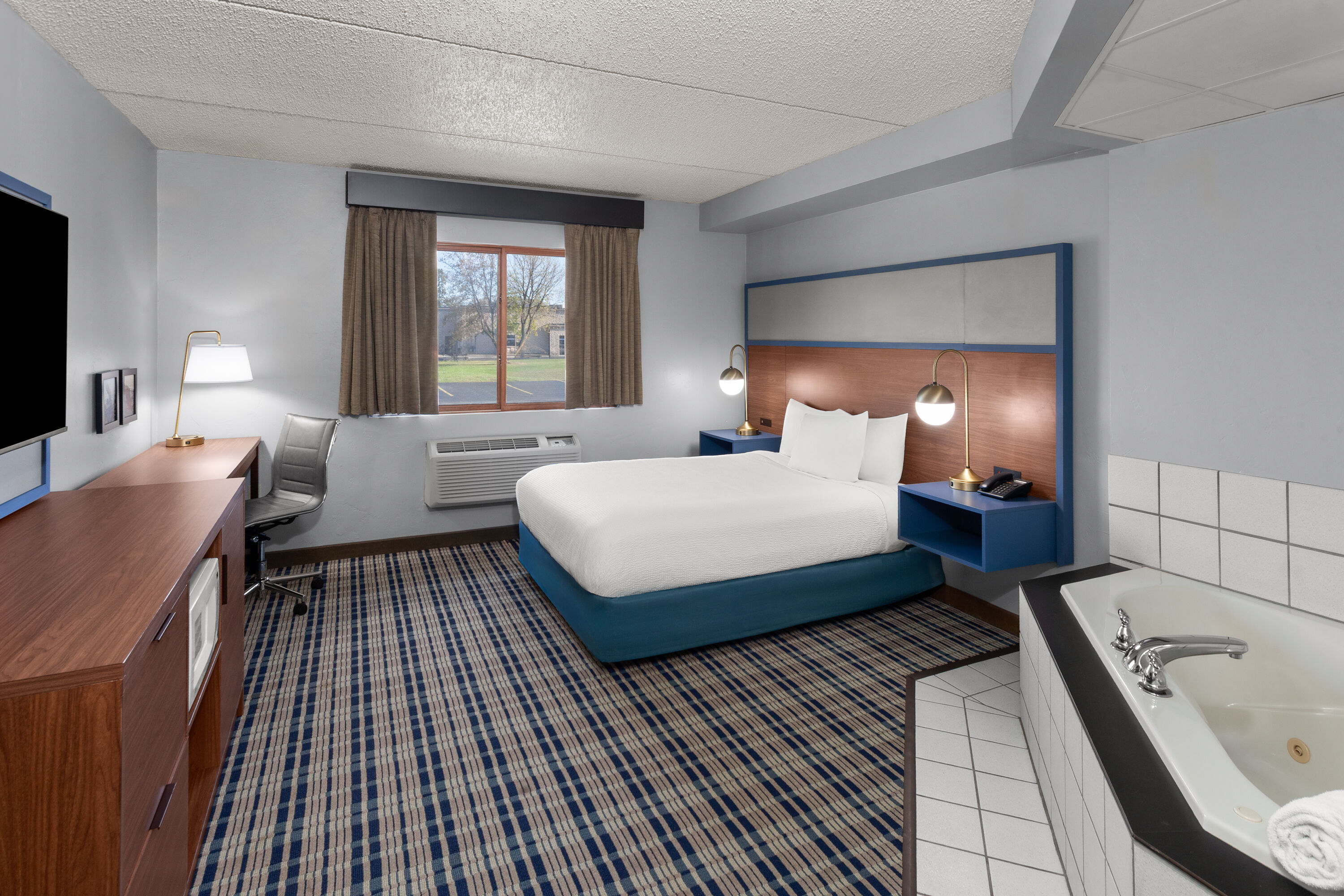 AmericInn by Wyndham Green Bay West suite in Green Bay, Wisconsin