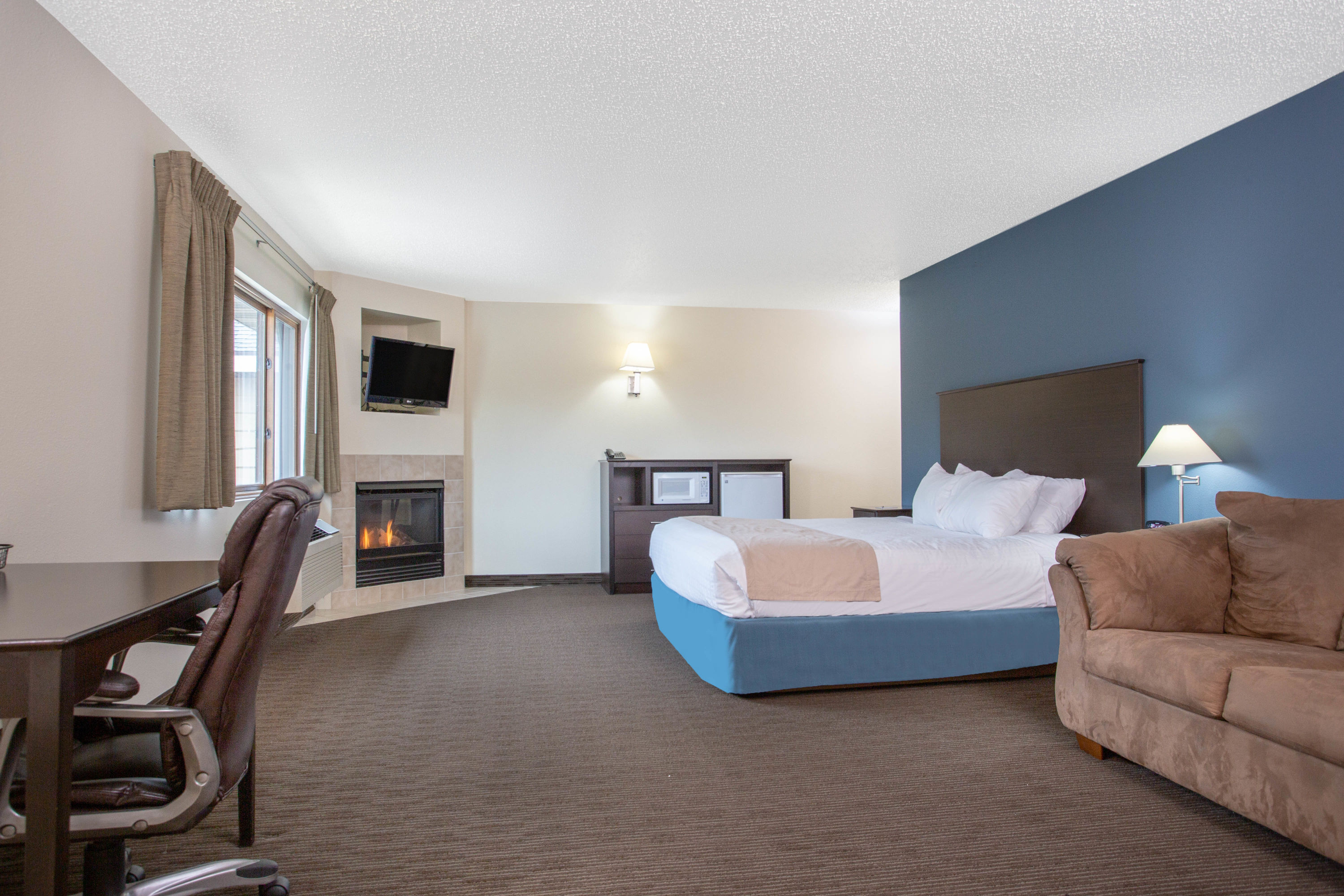 AmericInn by Wyndham Green Bay West suite in Green Bay, Wisconsin