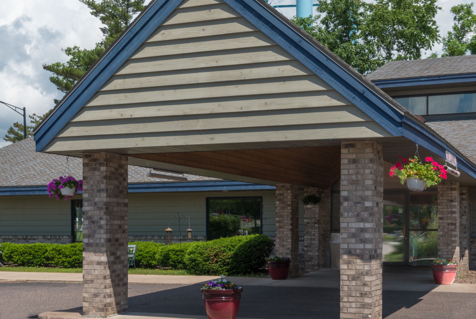 Exterior Day Image of AmericInn by Wyndham Minocqua hotel in Minocqua, Wisconsin