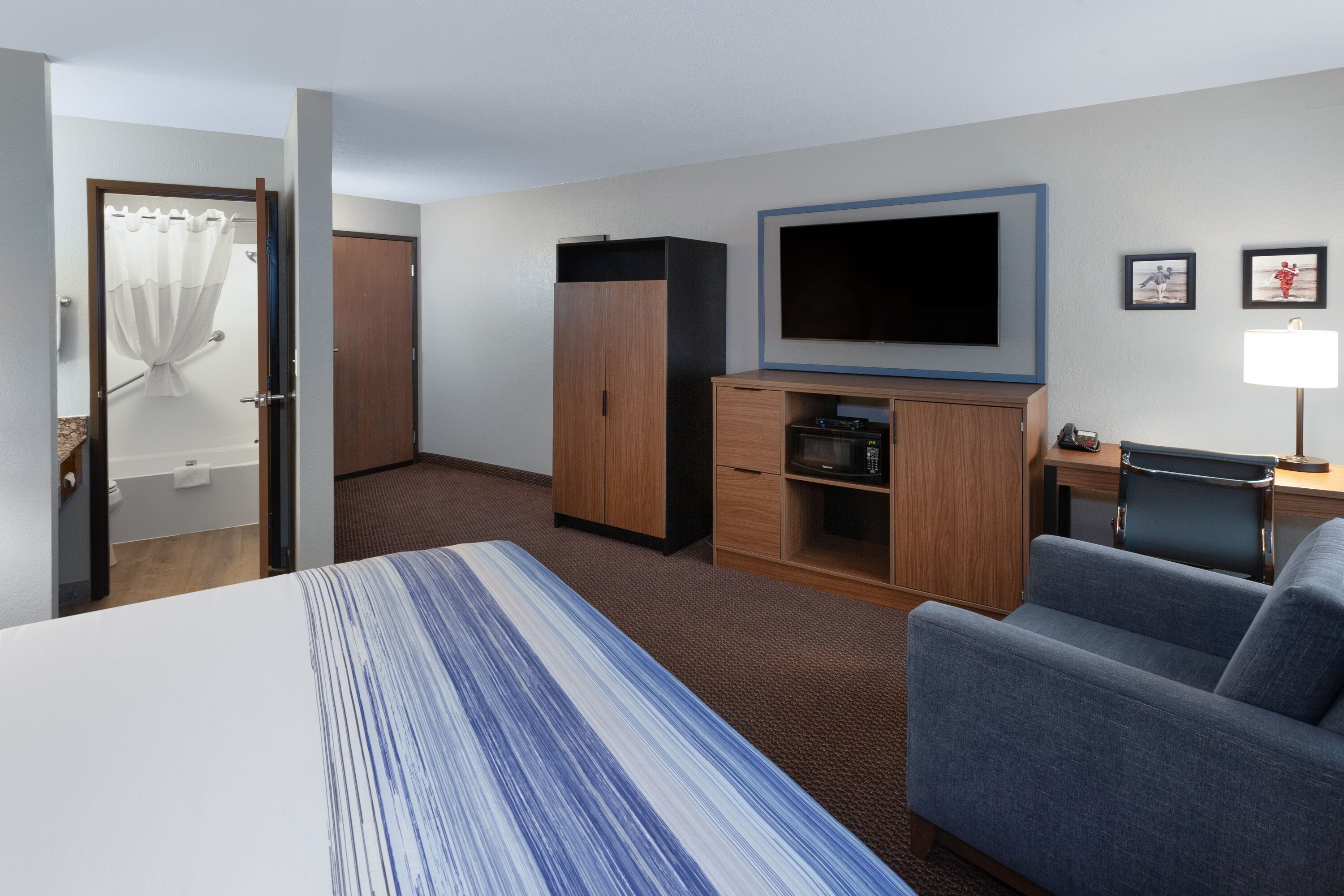 King bed guest room at the AmericInn by Wyndham New Richmond in New Richmond, Wisconsin