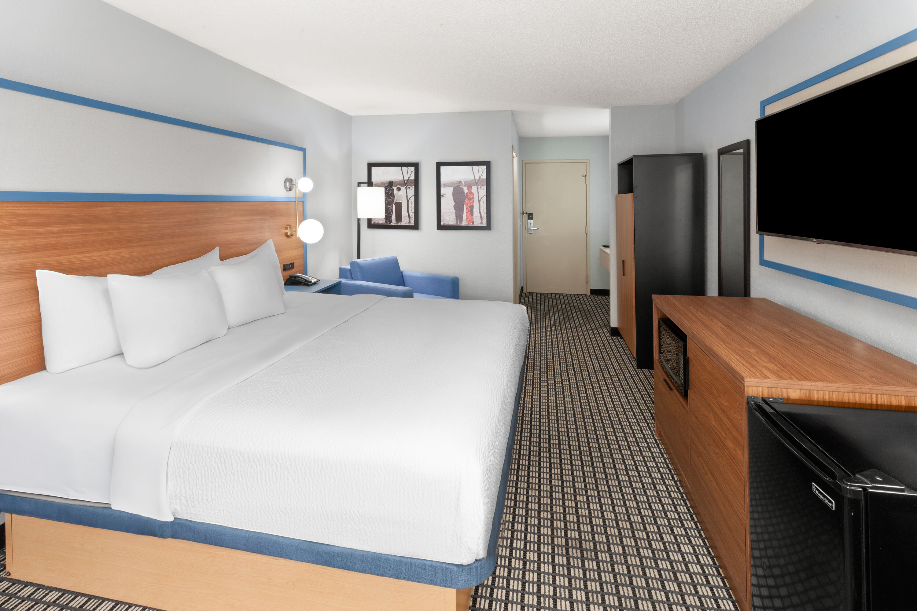 Guest room at the AmericInn by Wyndham Reedsburg in Reedsburg, Wisconsin