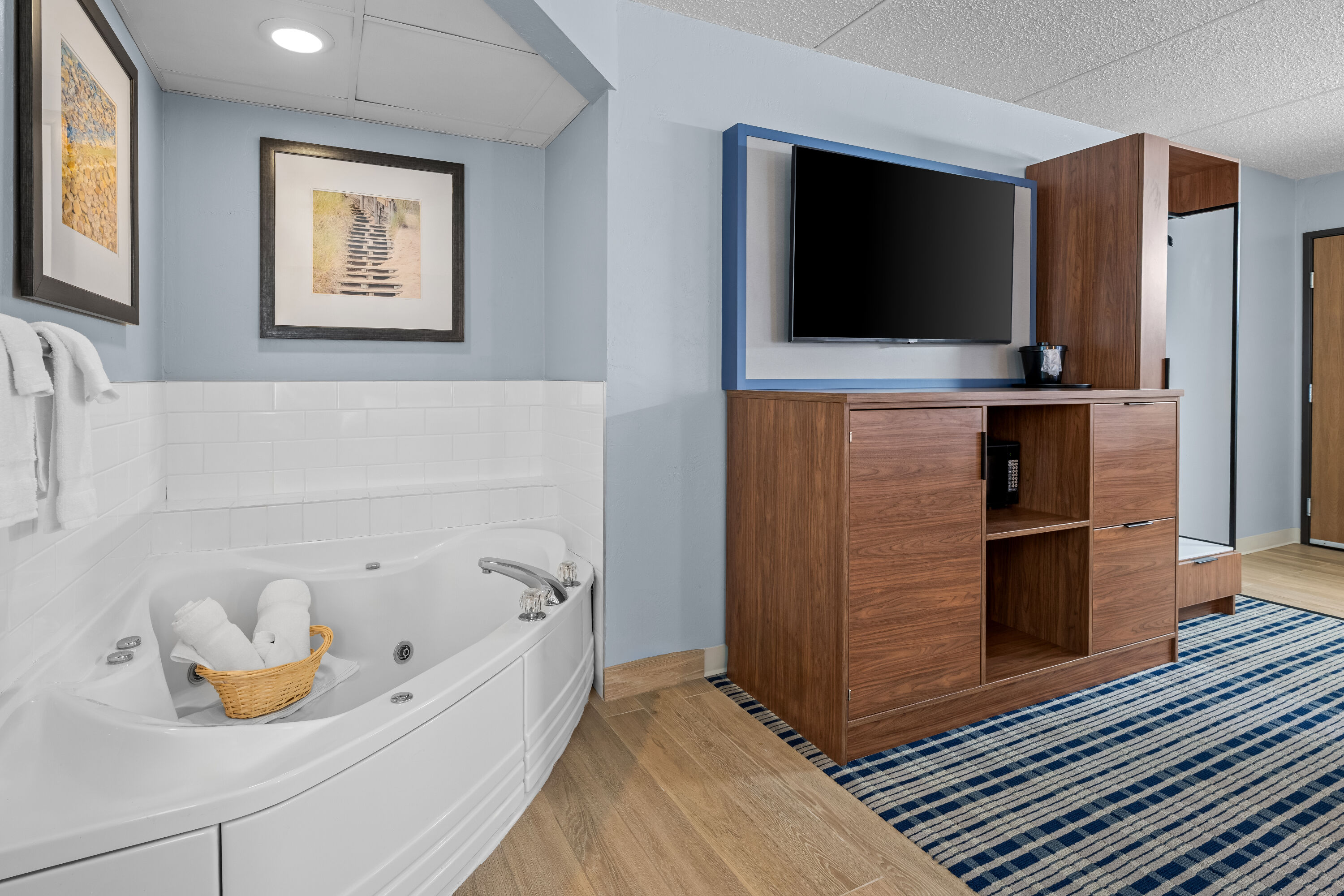 AmericInn by Wyndham Sturgeon Bay hot tub suite in Sturgeon Bay, Wisconsin
