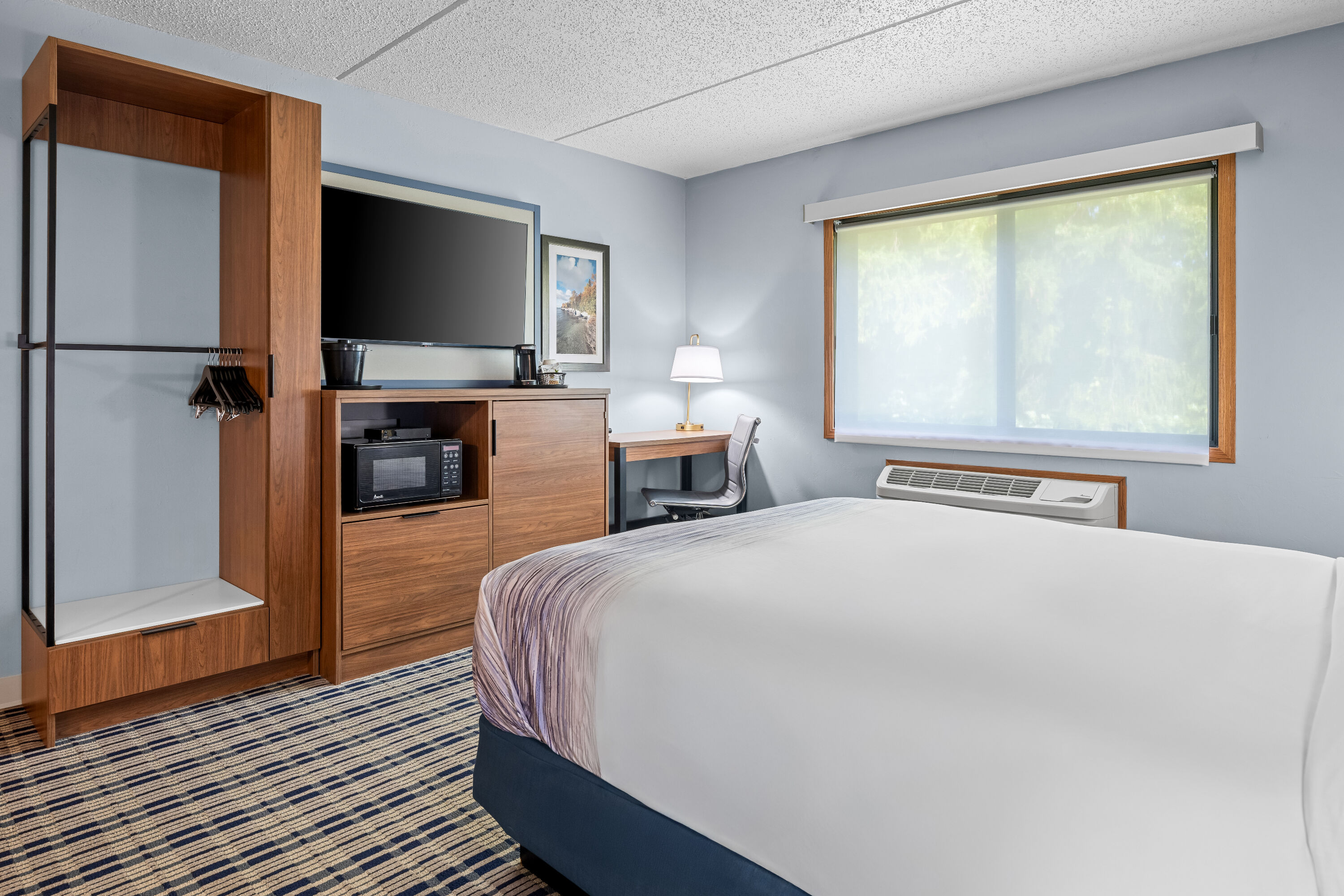 Queen bed guest room at the AmericInn by Wyndham Sturgeon Bay in Sturgeon Bay, Wisconsin